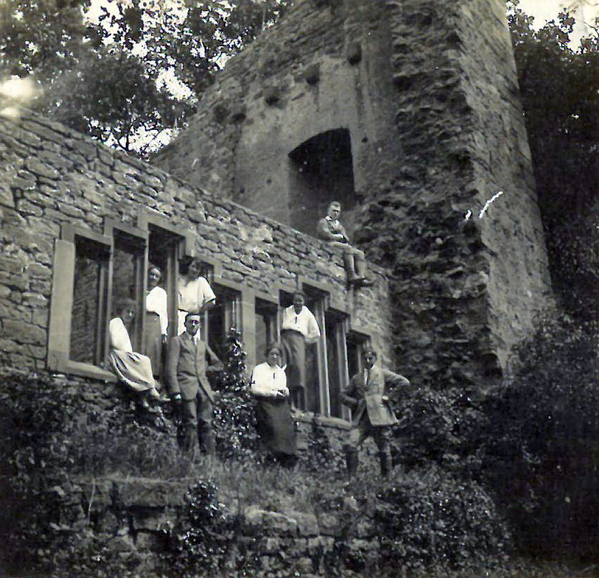 Die Familie Greser hat sich auf einer Mauer der Clingenburg portraitieren lassen.