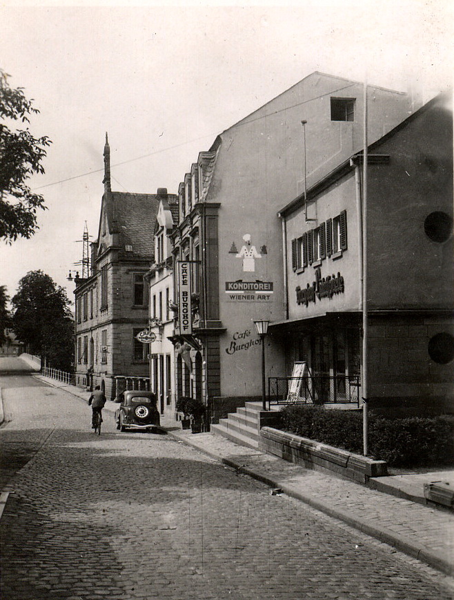 Die Rathausstraße (vorm. Brückenstraße) mit Cafés und Kino