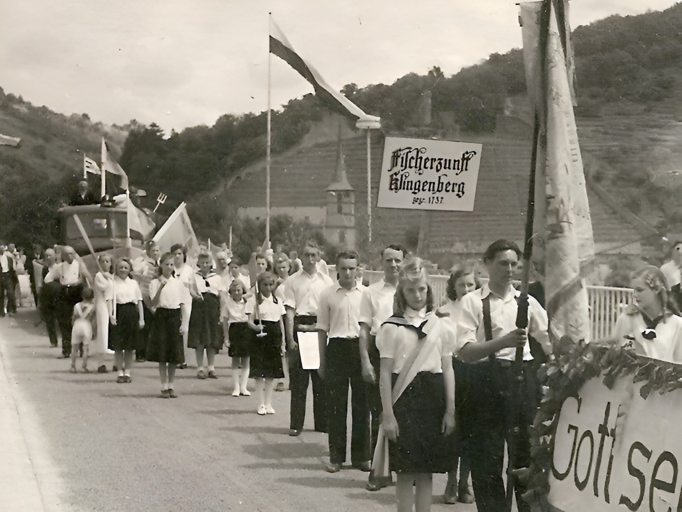 Teilnehmer der Fischerzunft beim Festzug über die neue Mainbrücke