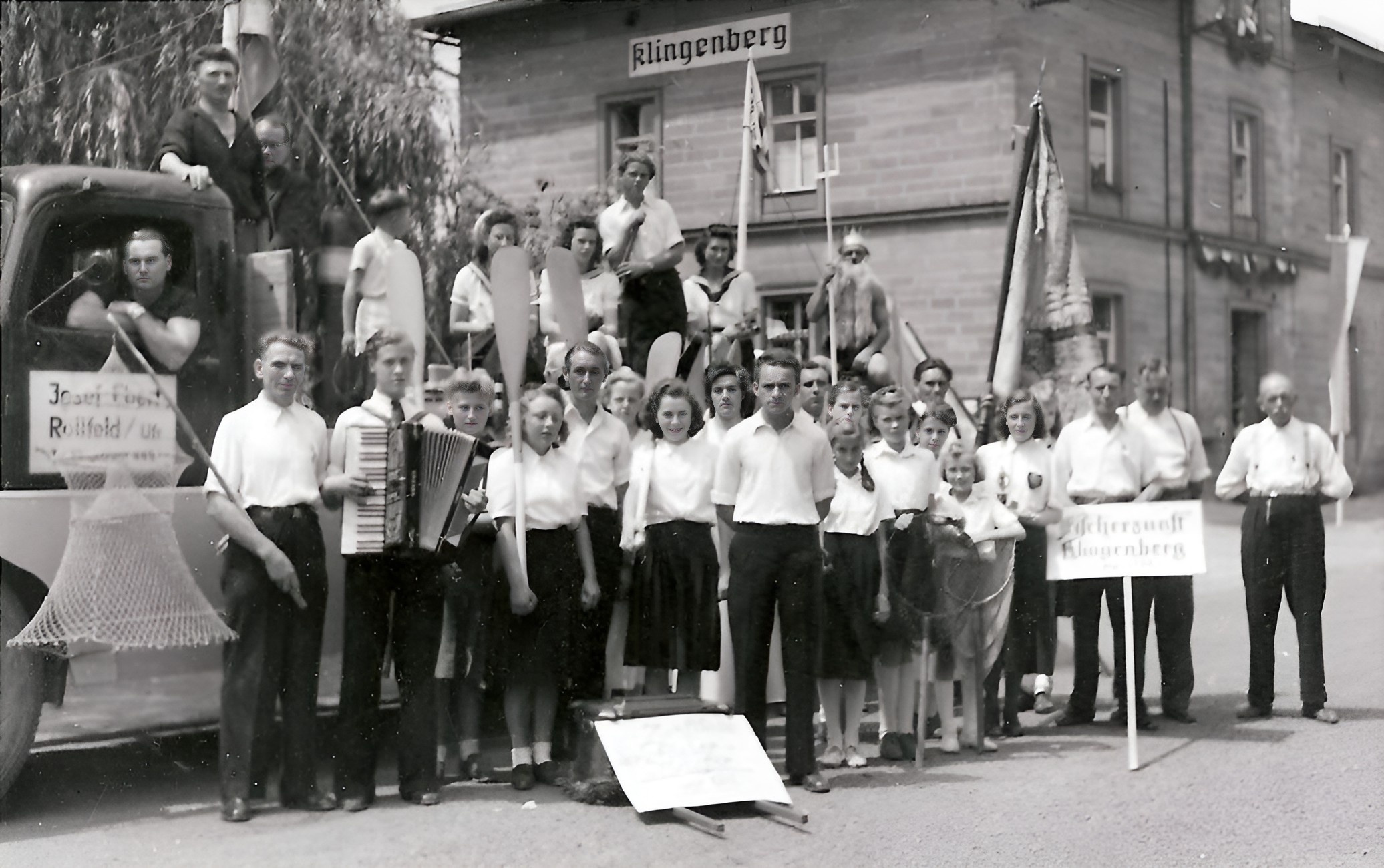 Teilnehmer der Fischerzunft beim Festzug über die neue Mainbrücke