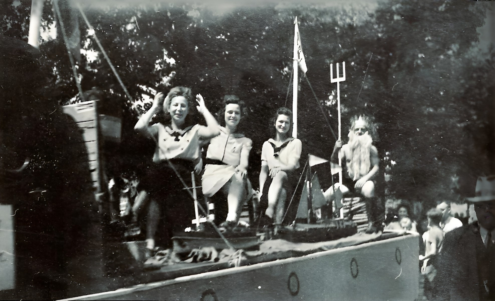 Teilnehmer der Fischerzunft beim Festzug über die neue Mainbrücke am 29.06.1949