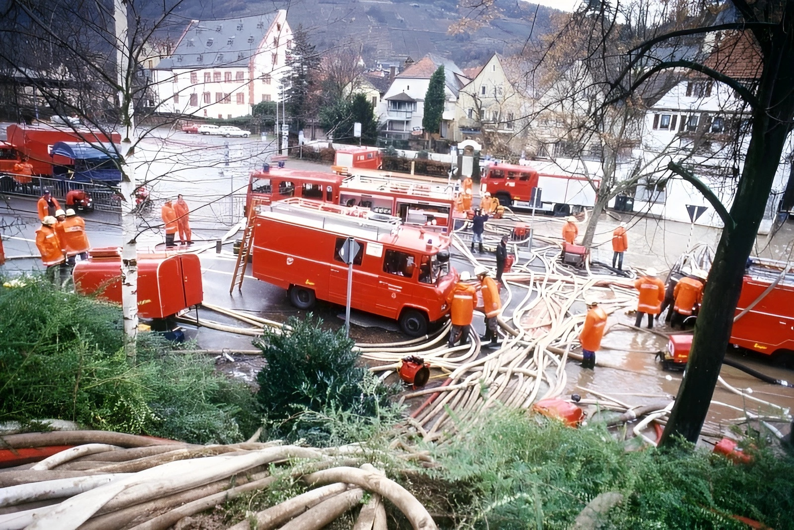 Die Feuerwehren sind mit vereinten Kräften im Einsatz