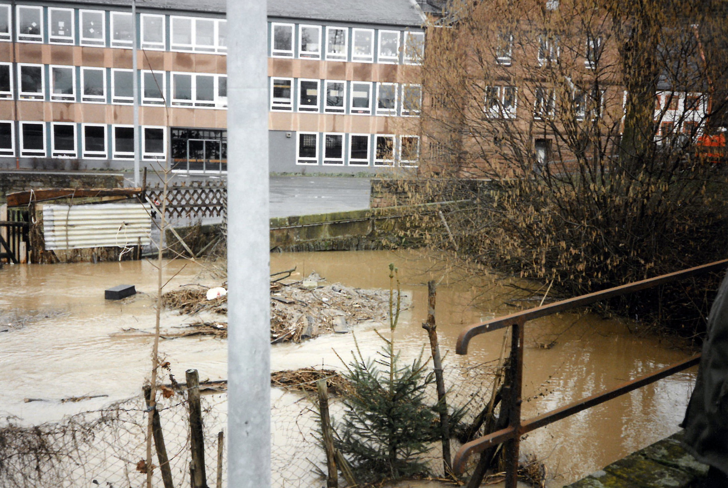 Hier tritt normalerweise der Seltenbach als zahmes Bächlein zu Tage