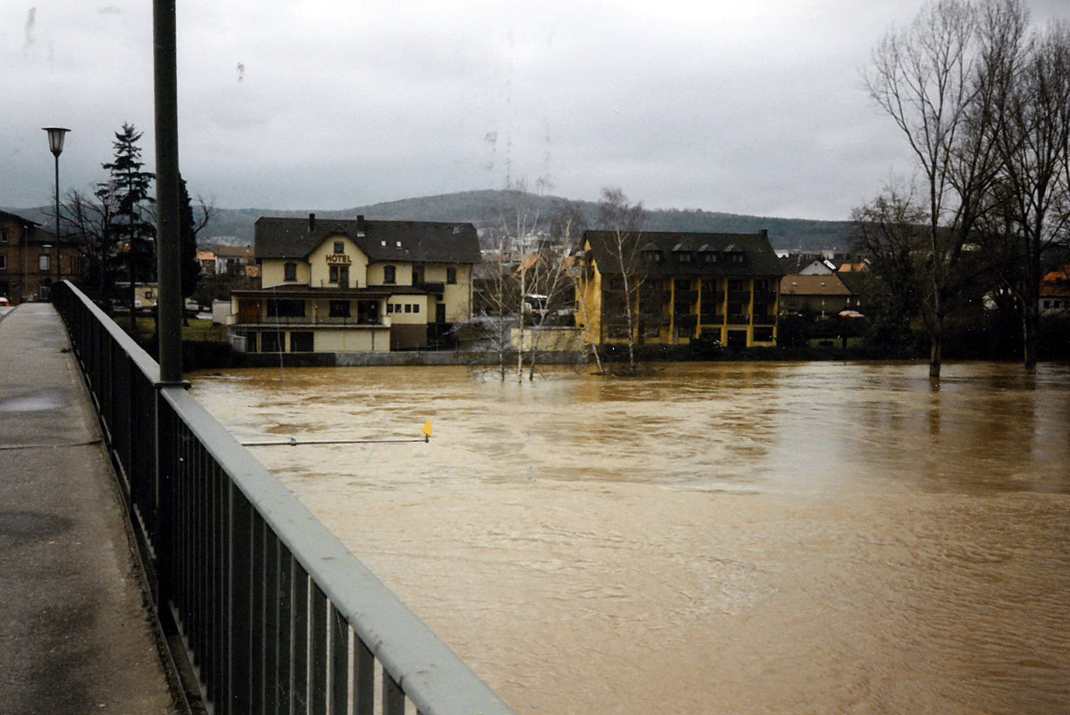 Blick von der Brücke zum Hotel Straub