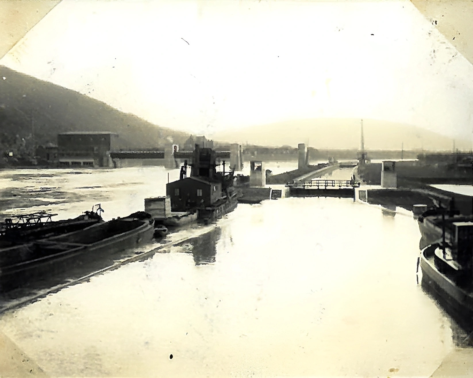 Hochwasser in der Bauphase. Fotoarchiv Familie Pfister
