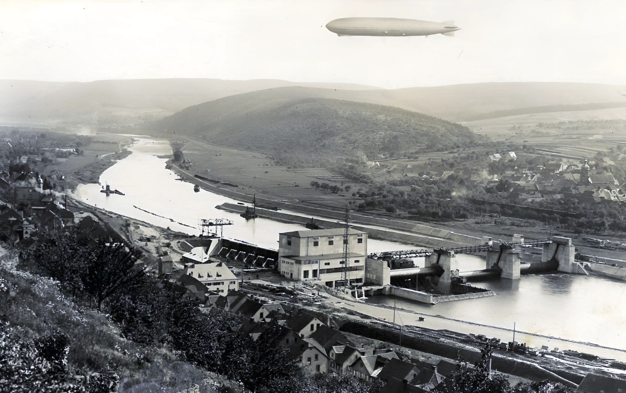 Zeppelin LZ über dem neuen Kraftwerk 1930