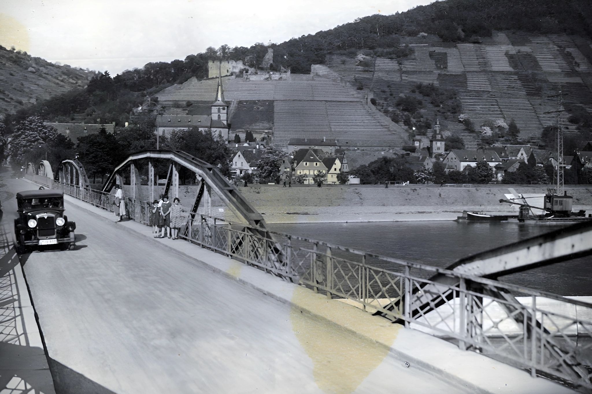 Die Mainbrücke kurz nach dem Bau der Staustufe
