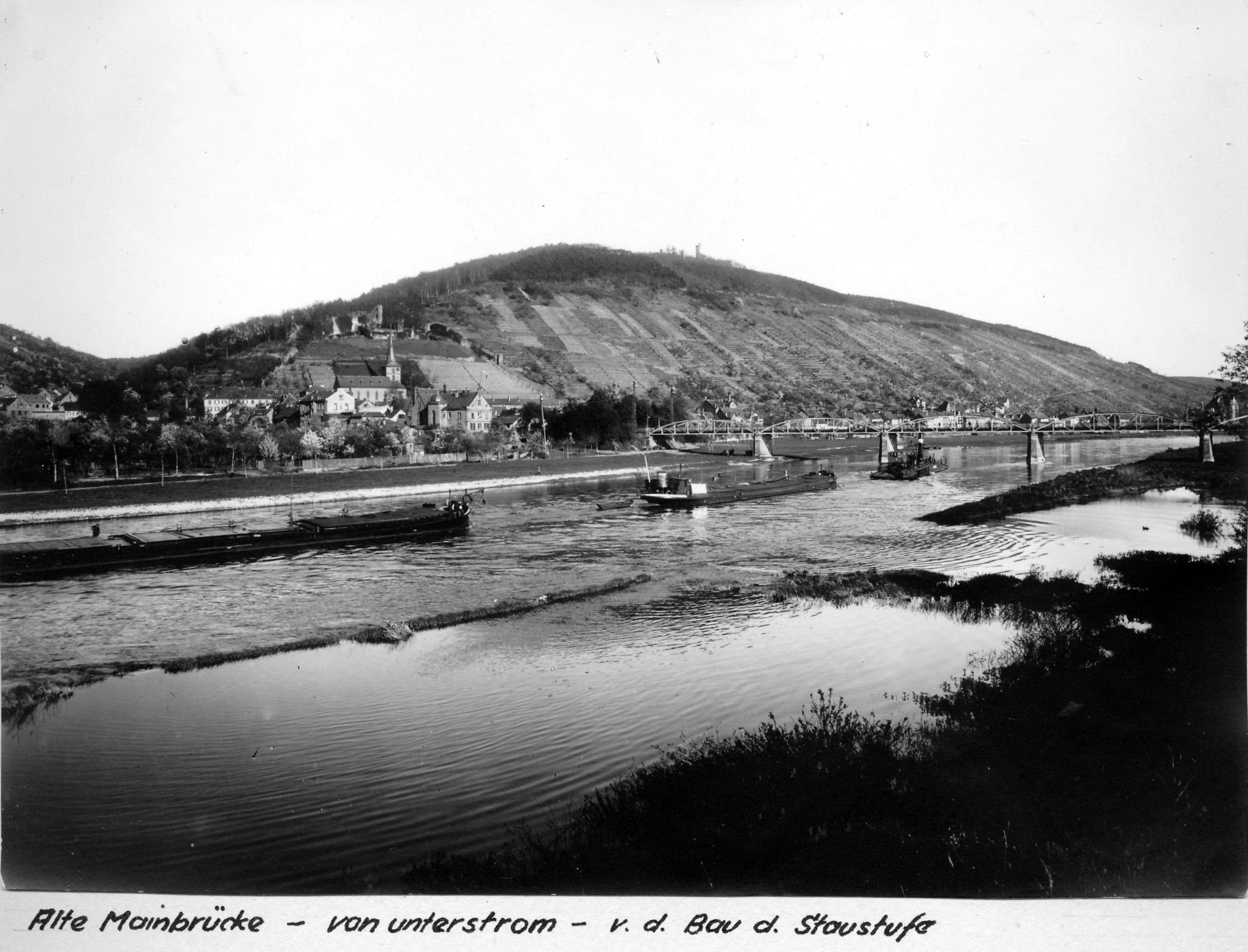 Noch steht die alte Mainbrücke von 1880