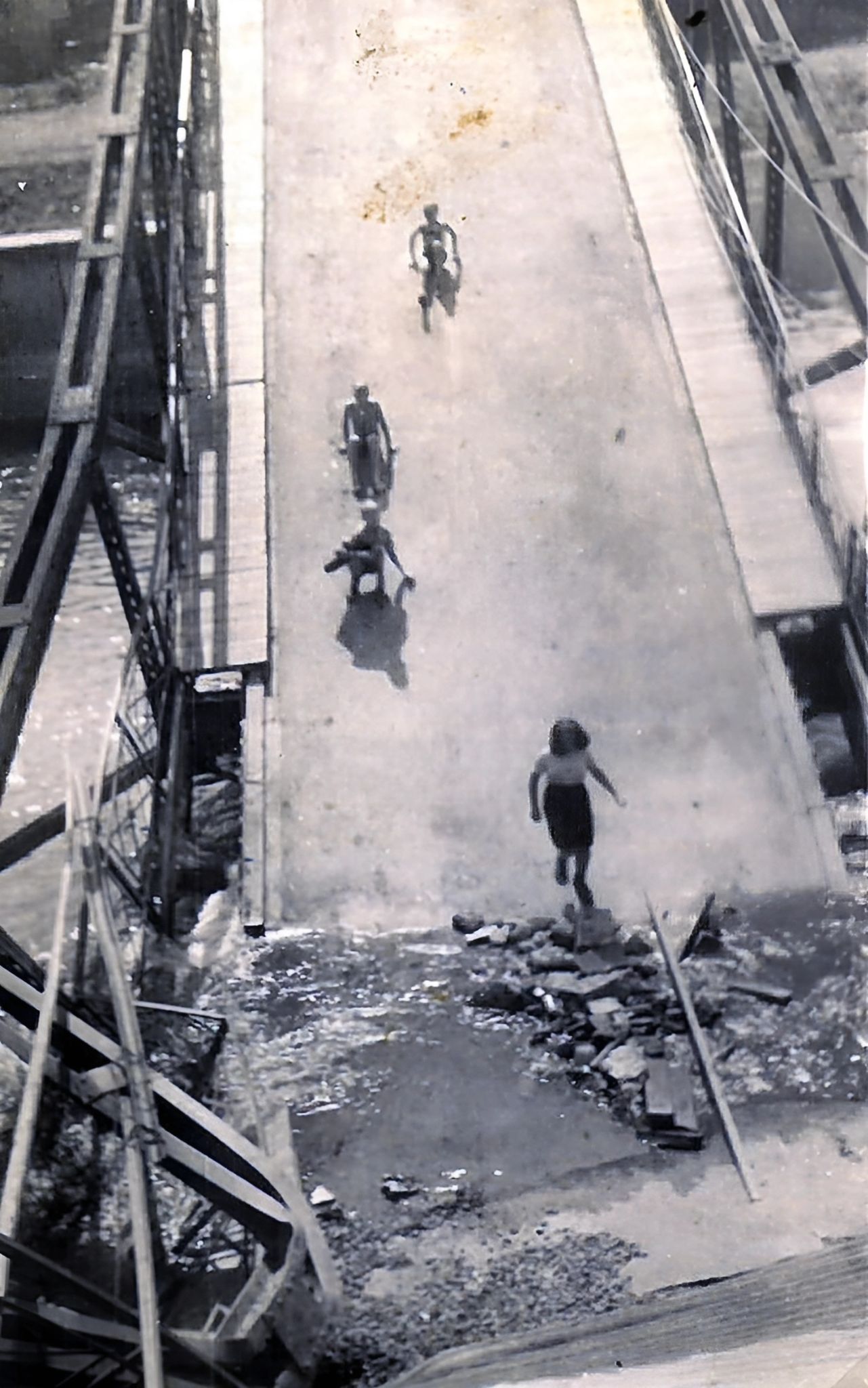Die Mainbrücke nach der Sprengung