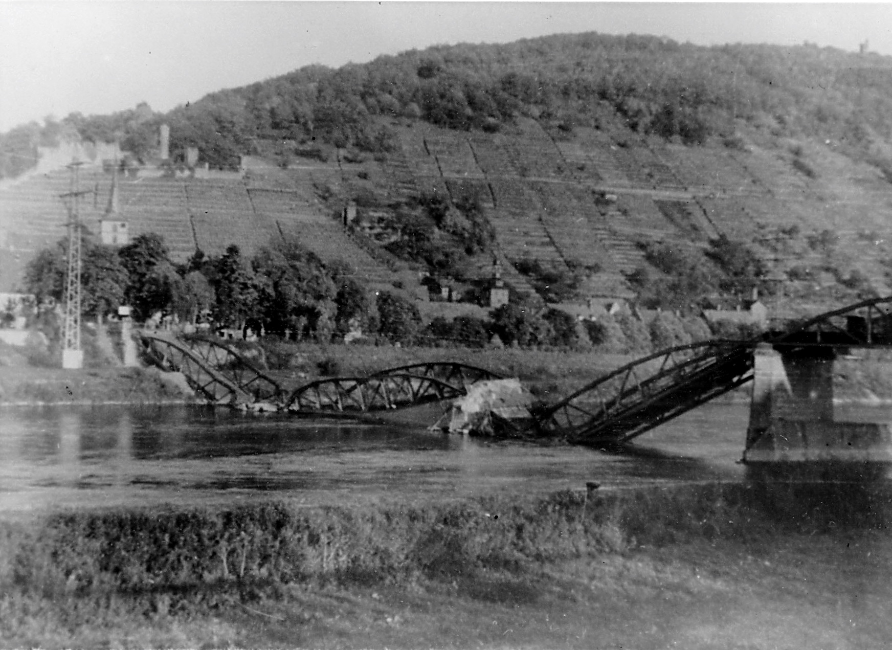 Nach der Brückensprengung  am 26. März 1945