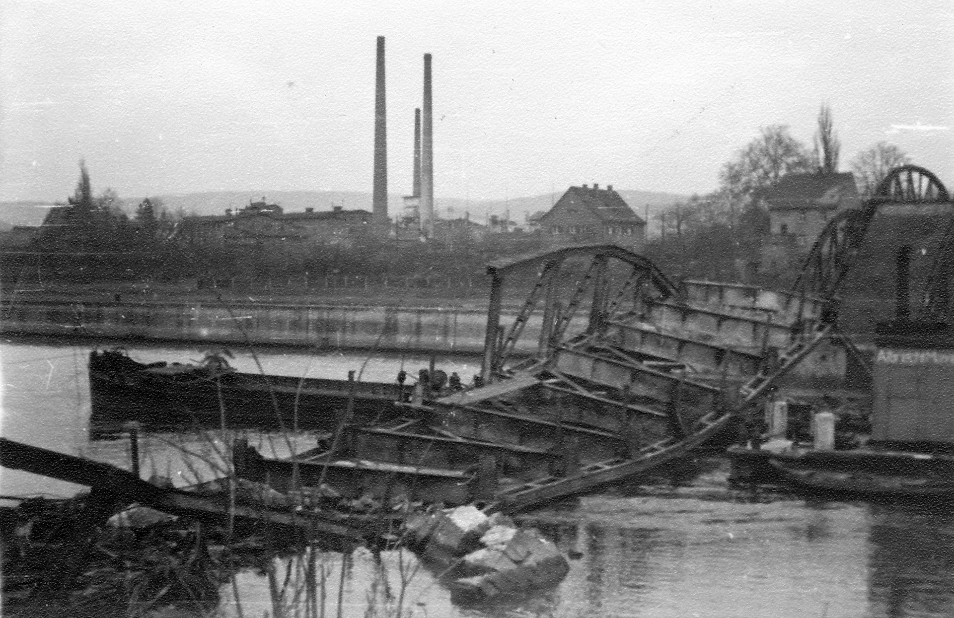 Nach der Brückensprengung  am 26. März 1945