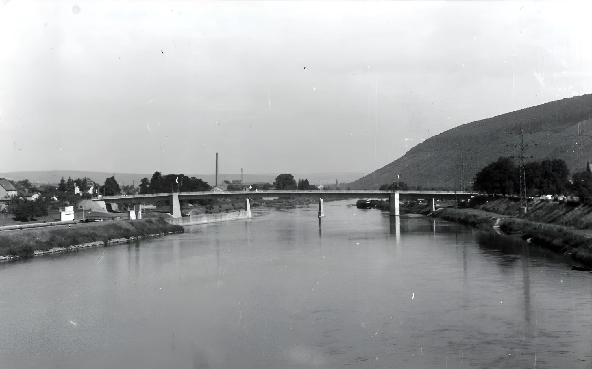 76 01 die neue Mainbruecke am Tag der Einweihung