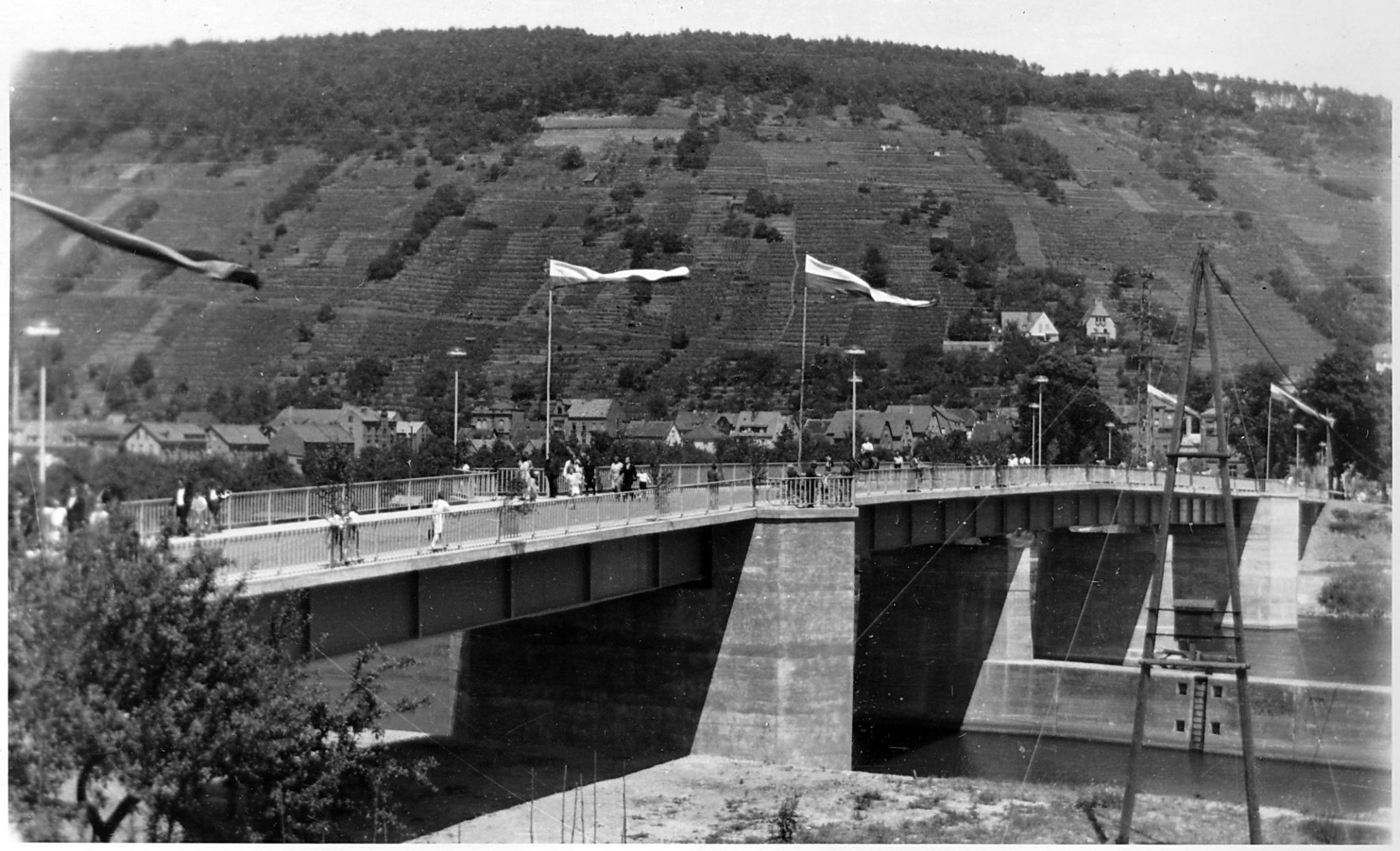Die Brücke nach der Einweihung