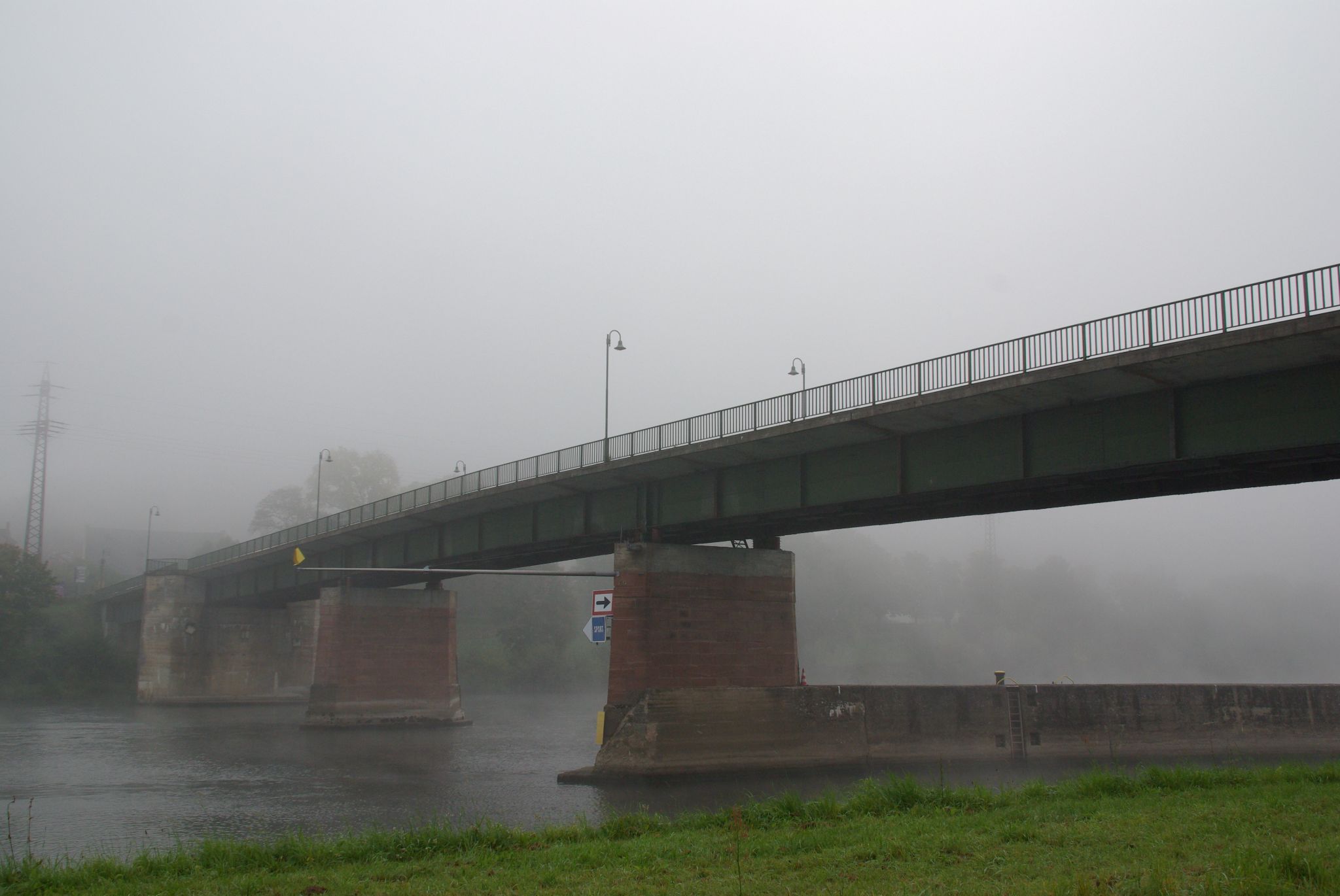 Die Mainbrücke im Morgennebel 2008