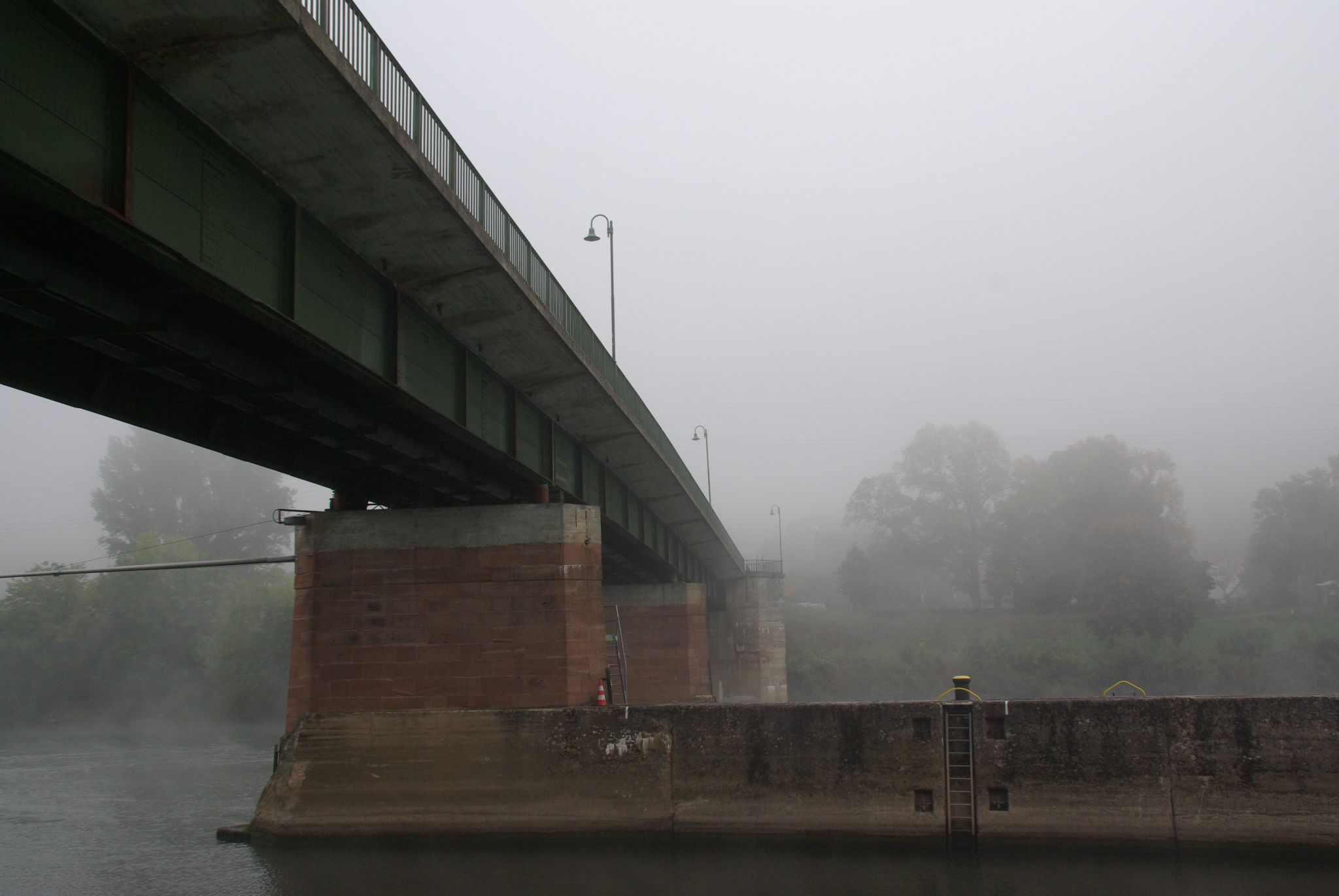 Die Mainbrücke im Morgennebel 2008