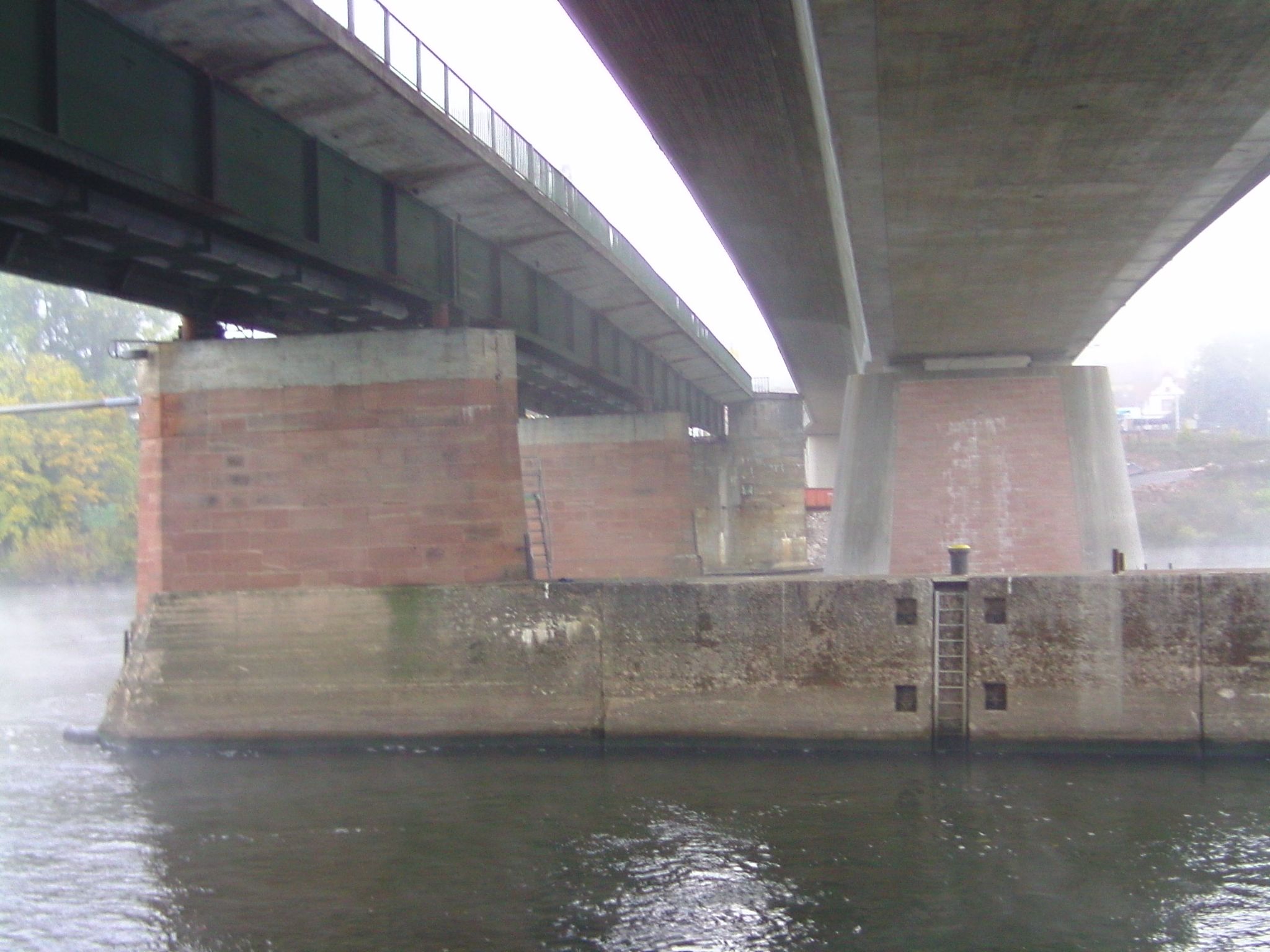 Alte und neue Brücke gesellen sich nebeneinander