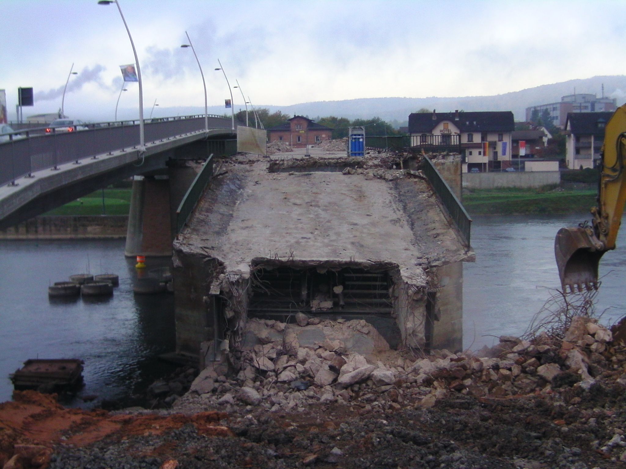 Abriss der alten Mainbrücke im Jahr 2012