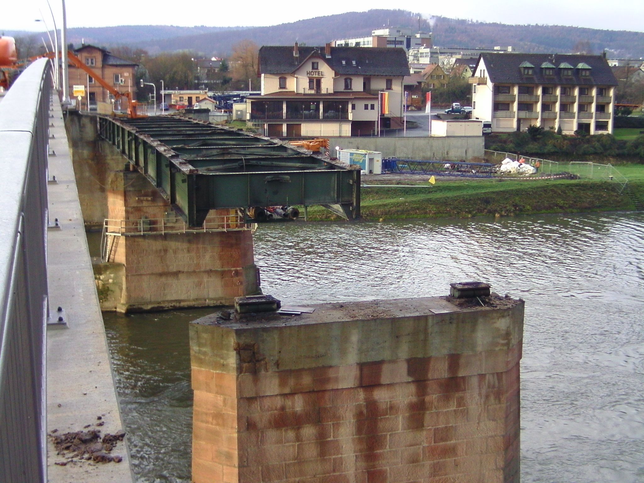 Abriss der alten Mainbrücke im Jahr 2012
