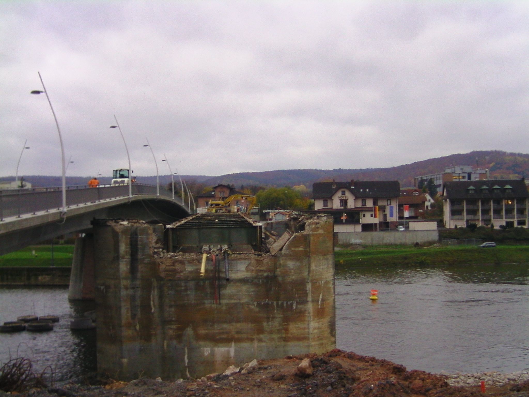 Abriss der alten Mainbrücke im Dezember 2012