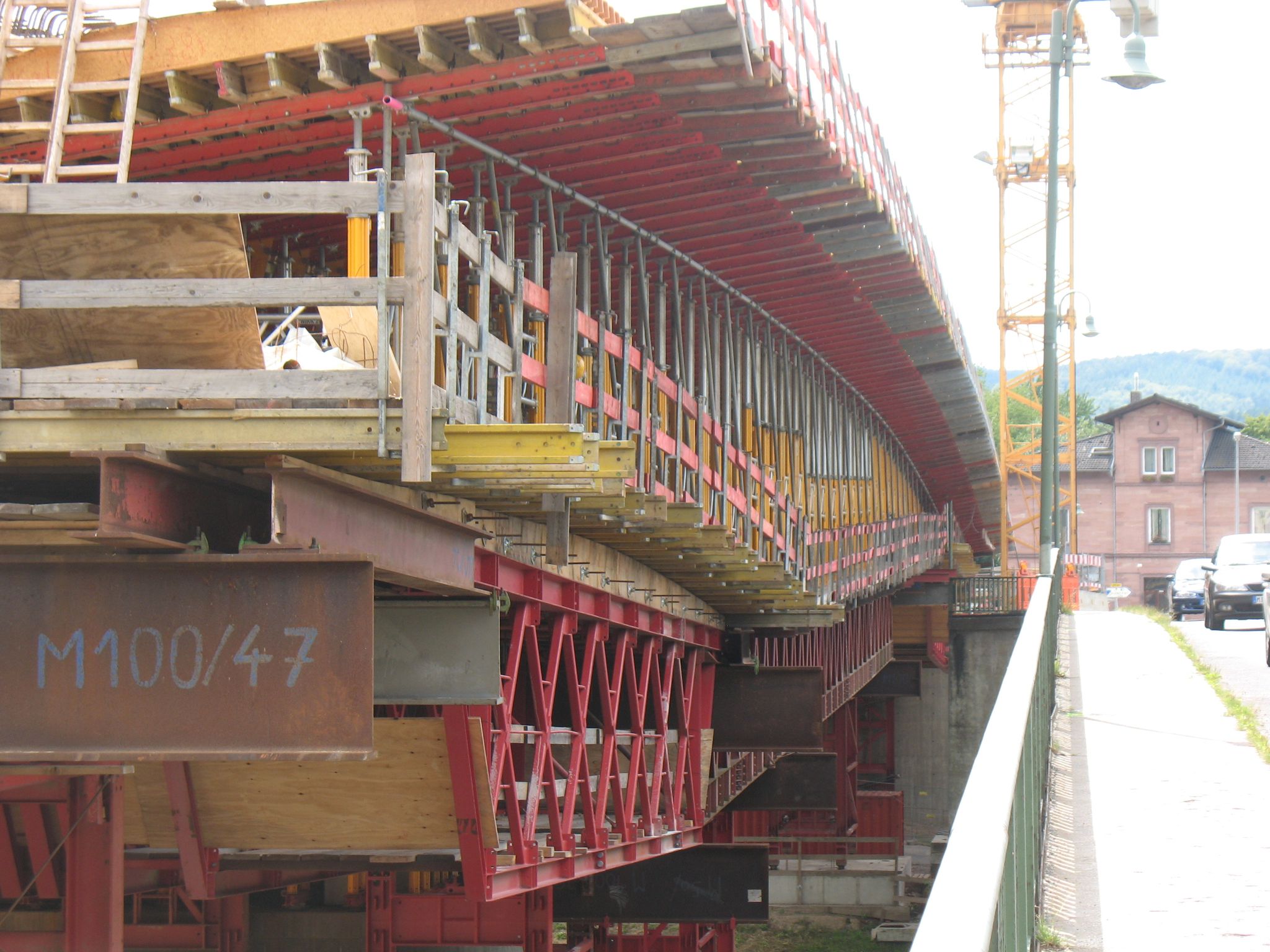 Bau der Verschalung für den westlichen Brückenteil