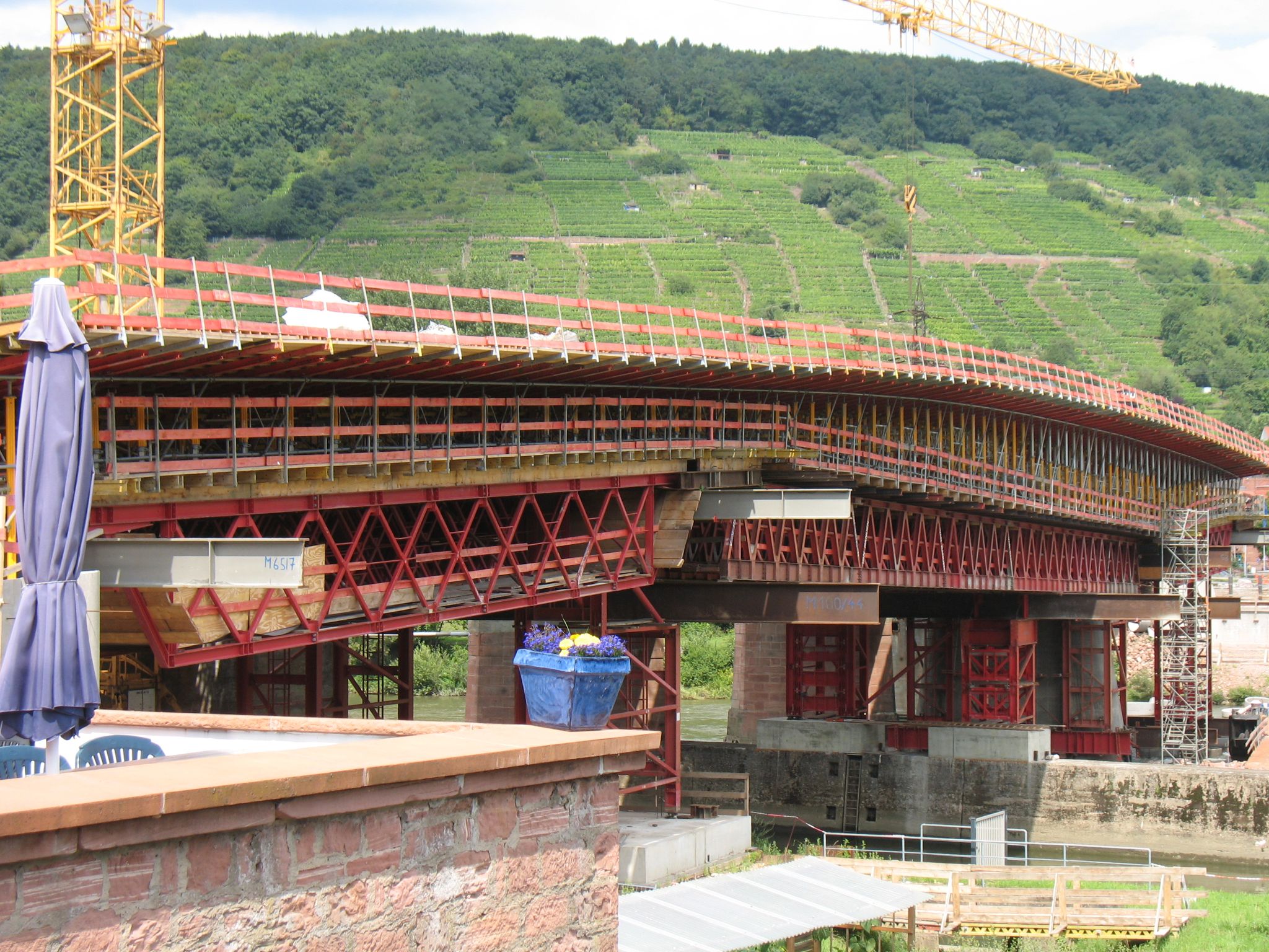 Bau der Verschalung für den westlichen Brückenteil