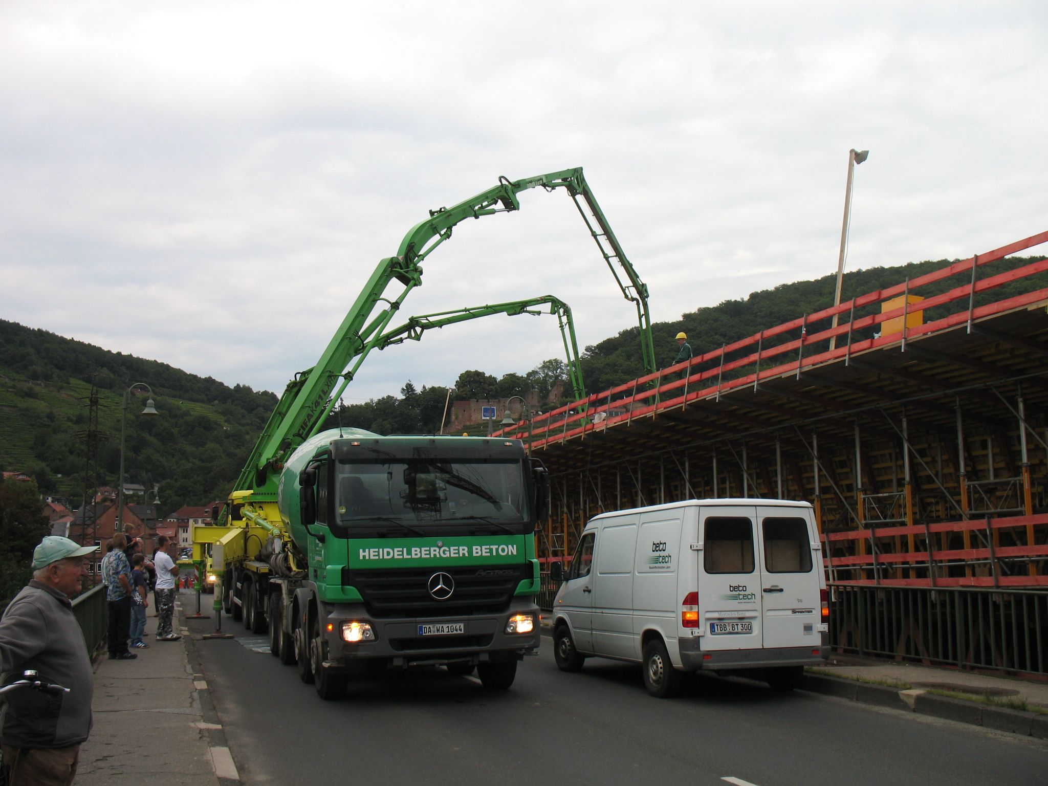 Betonierarbeiten am westlichen Brückenteil
