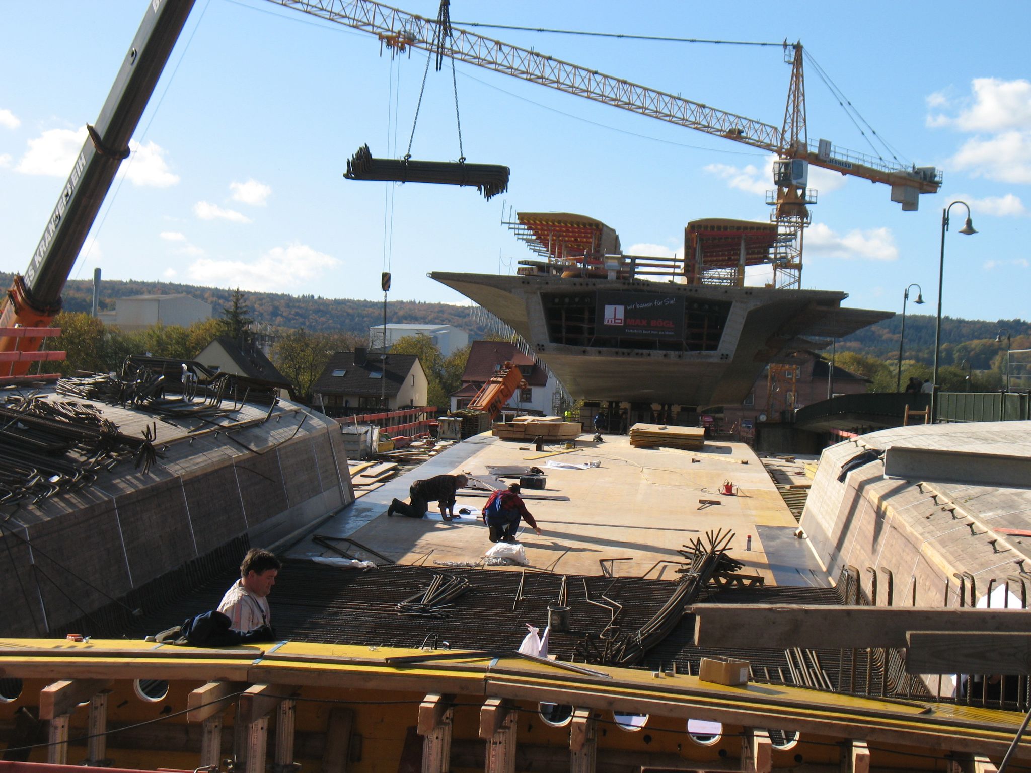 Baubeginn der östlichen Brückenhälfte