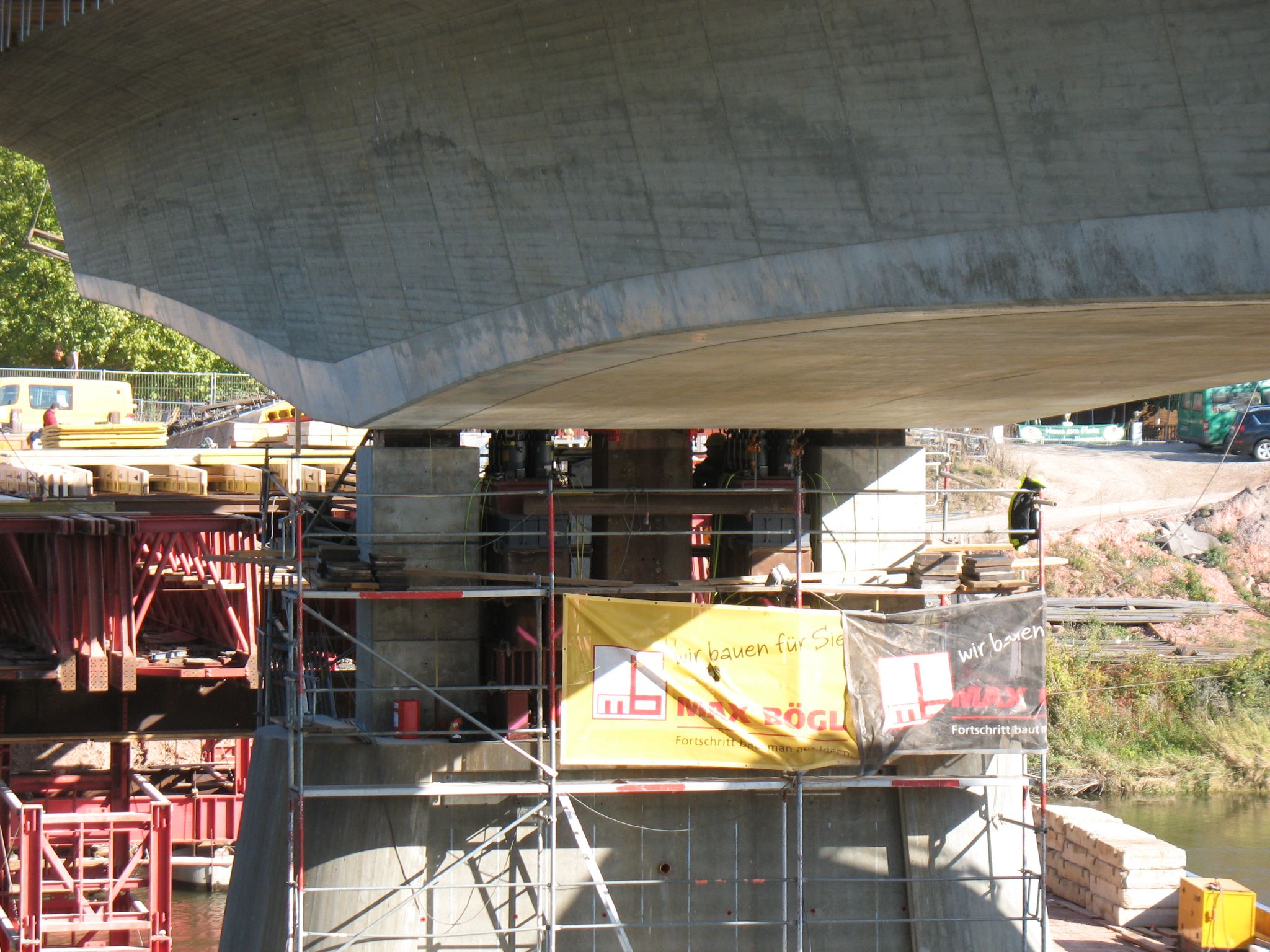 Erhöhung der Brücke während der Bauphase