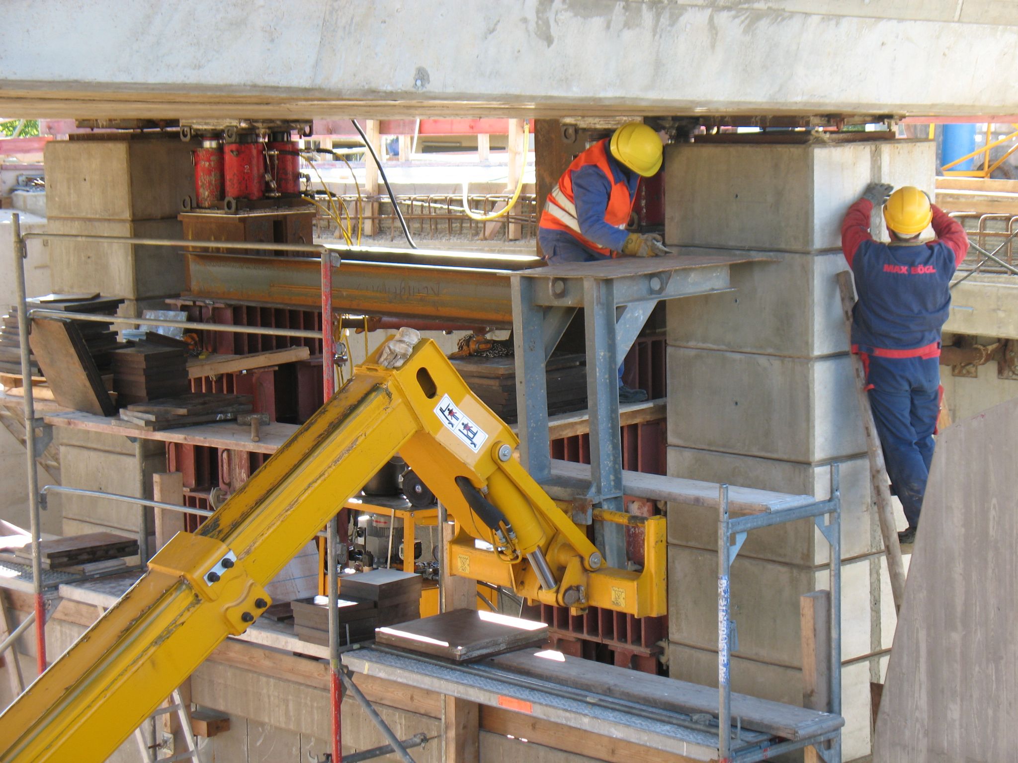 Hydraulisches Absenken der Brückenerhöhung