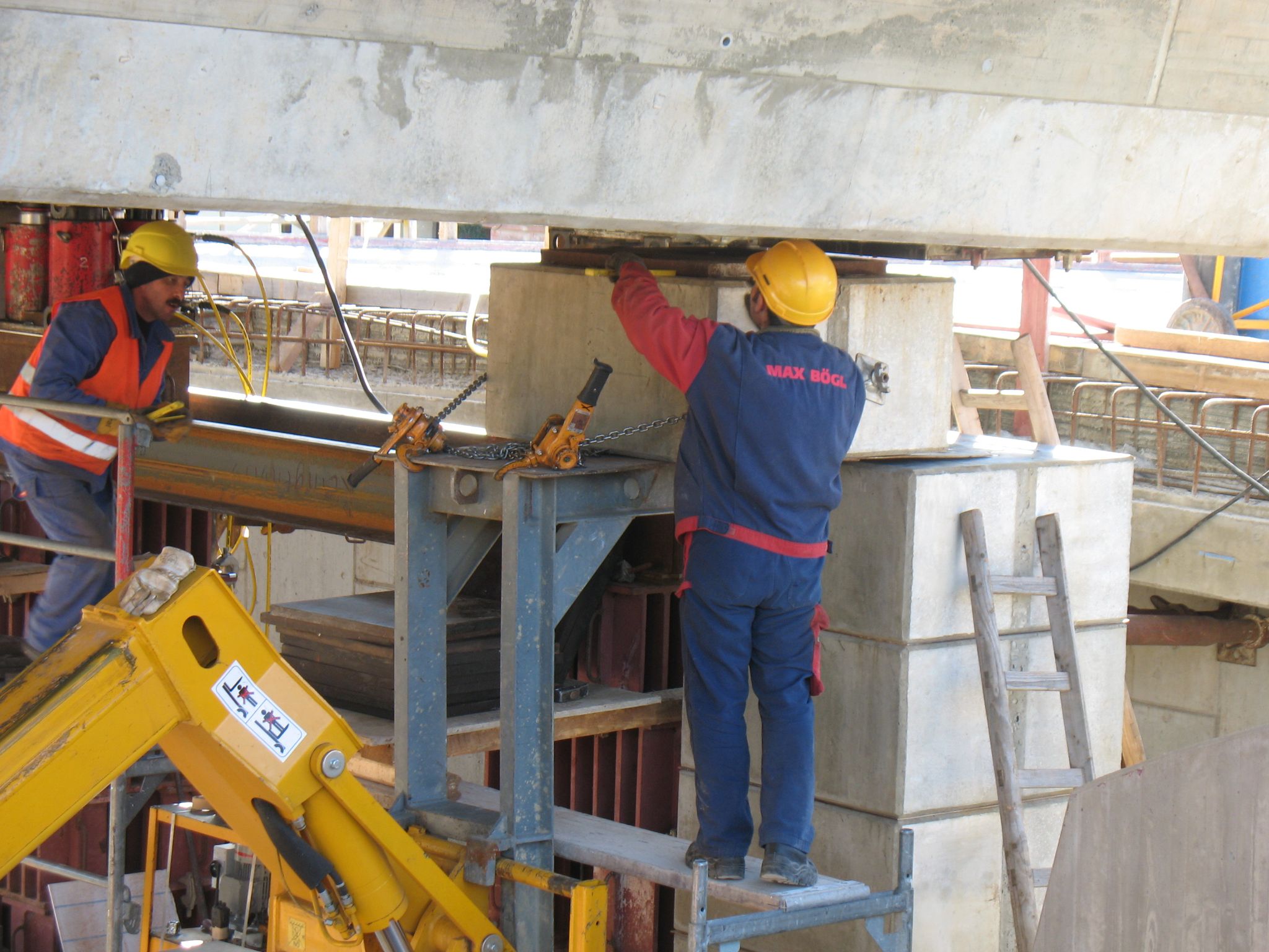 Hydraulisches Absenken der Brückenerhöhung