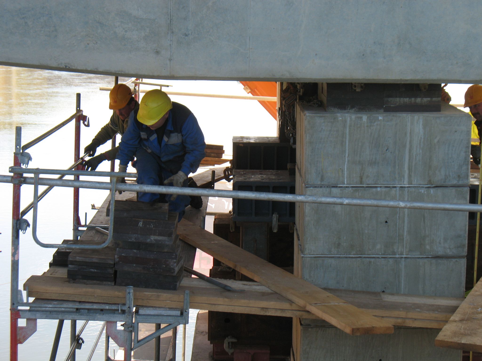 Hydraulisches Absenken der Brückenerhöhung