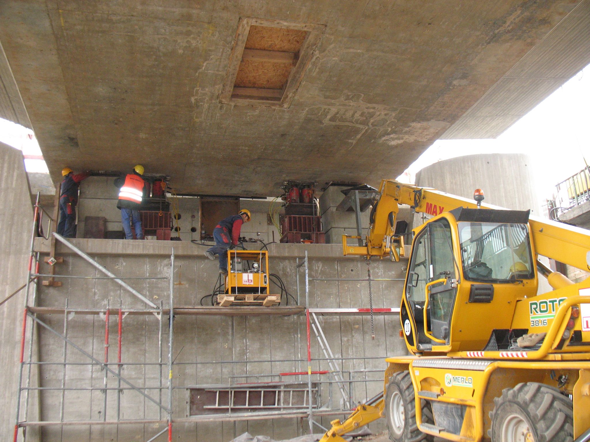 Hydraulisches Absenken der Brückenerhöhung