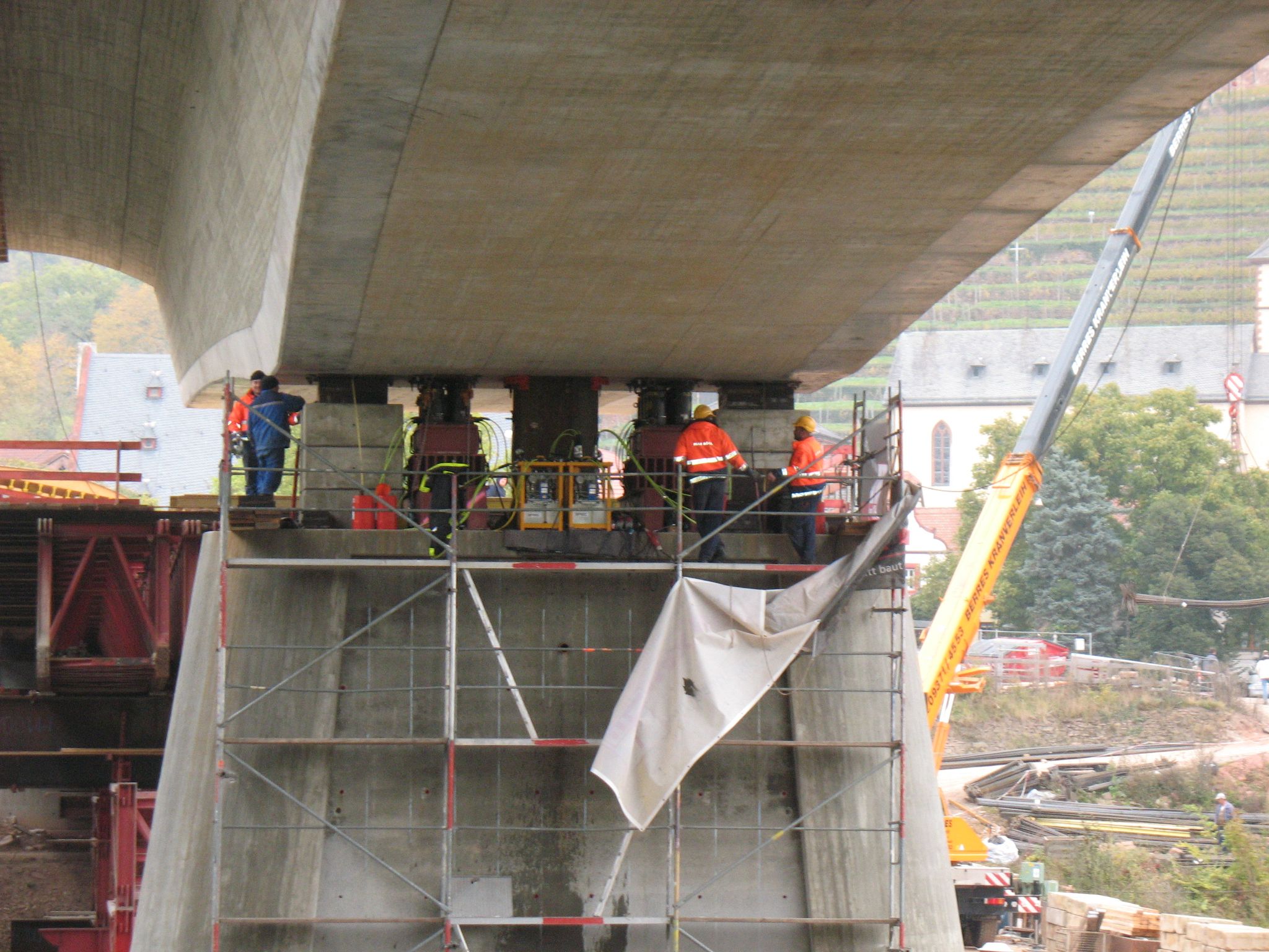 Hydraulisches Absenken der Brückenerhöhung