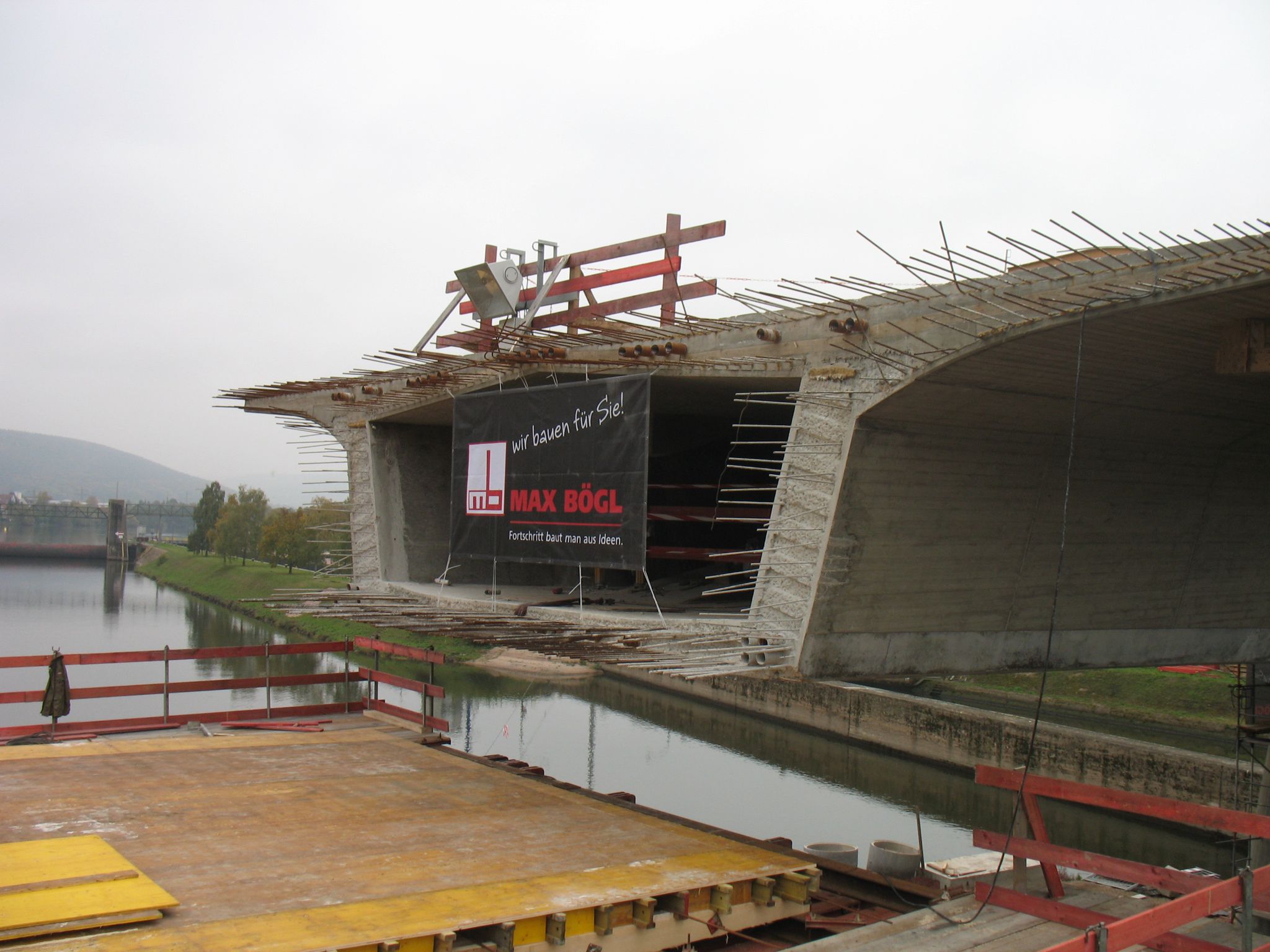 Die östliche Schnittkante wartet auf  den Bau des zweiten Bückenteils