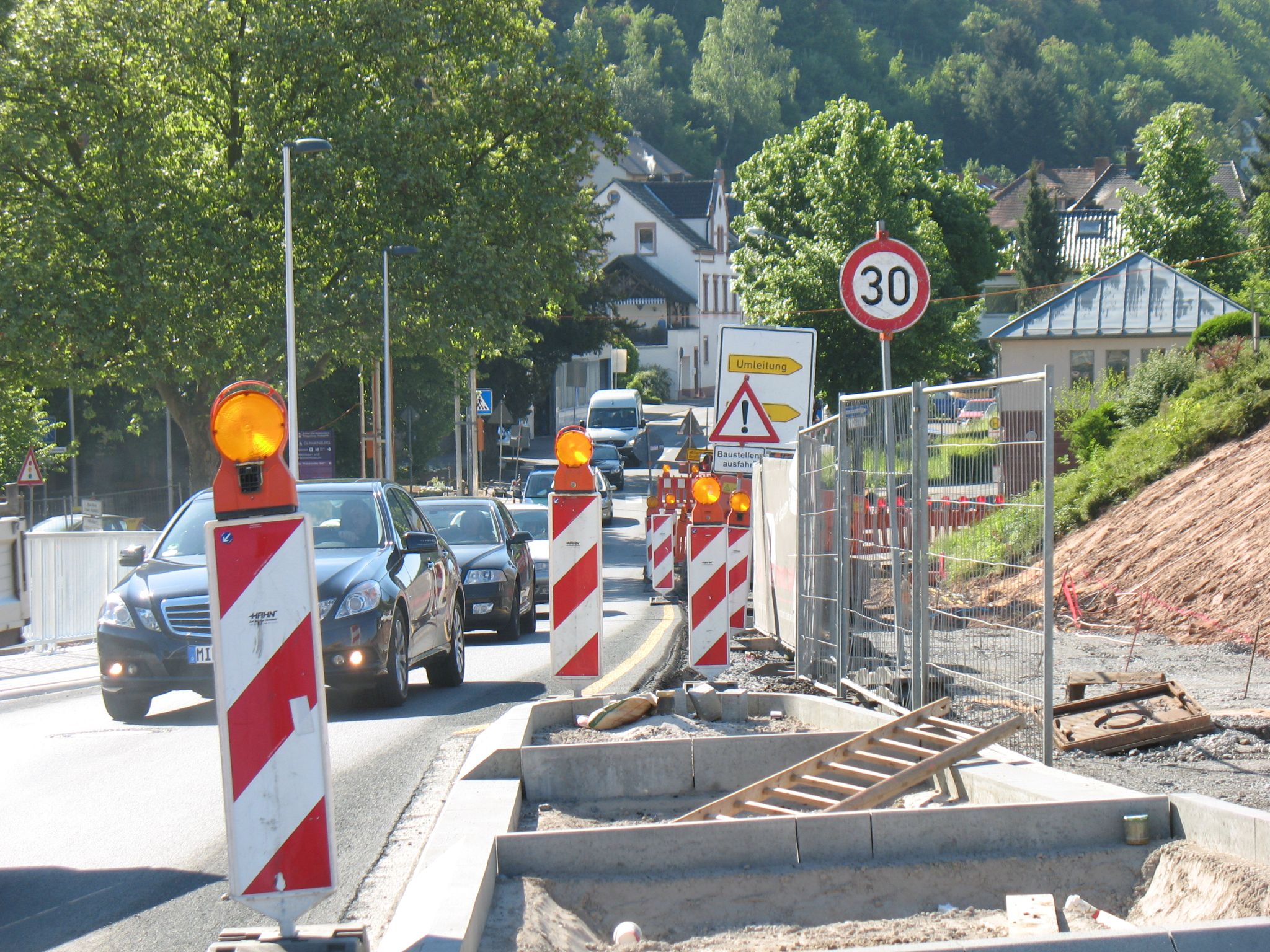 Mit dem Bau des Kreises vor der Brücke kommt es zu Verkehrsstockungen