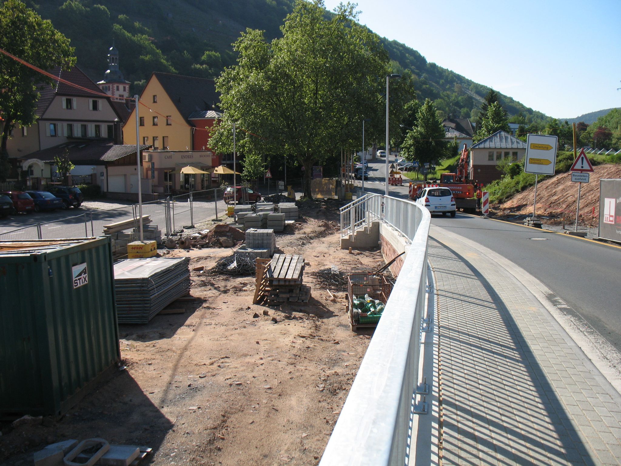 Die Auffahrt zur Brücke ist fertiggestell