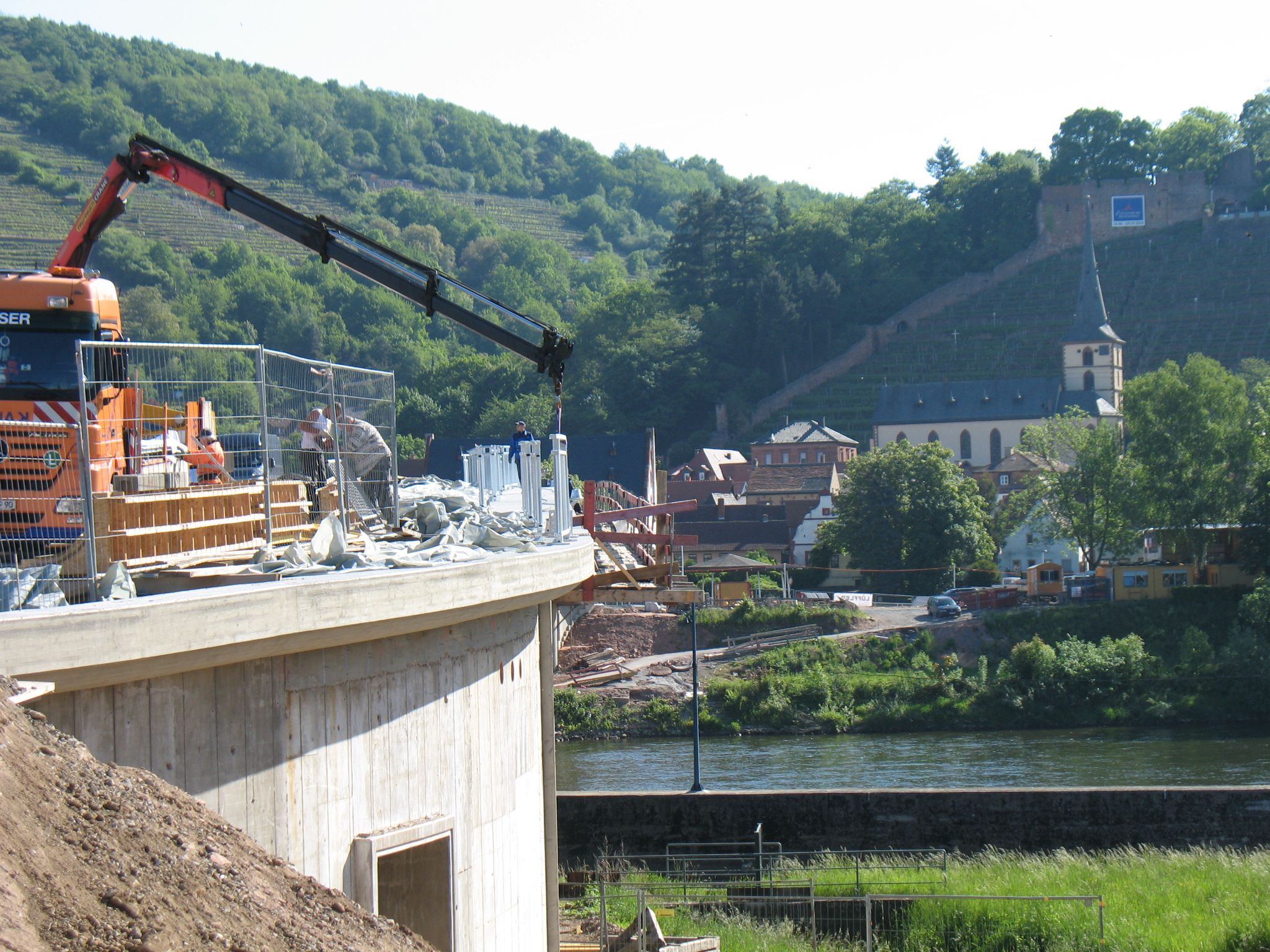 Das Brückengeländer wird angeliefert