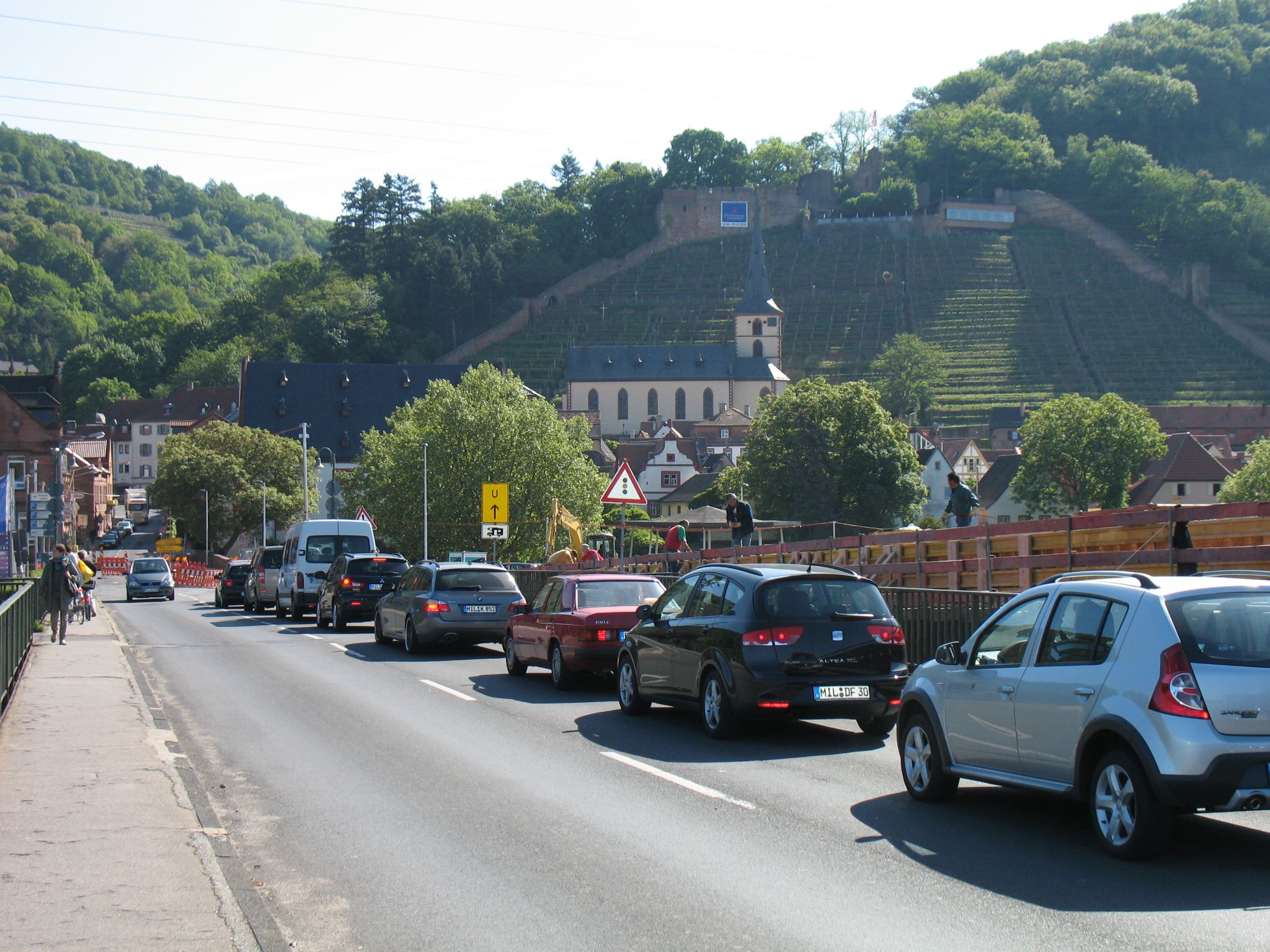 Noch fließt der Verkehr über die alte Mainbrücke