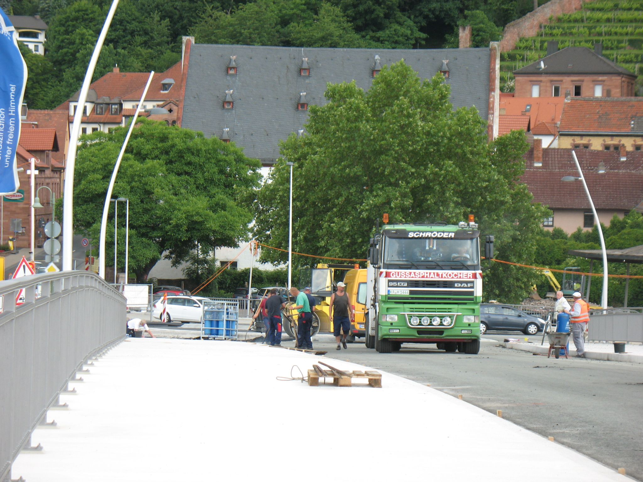 Gehweg, Geländer  und Straßenlampen sind fertig