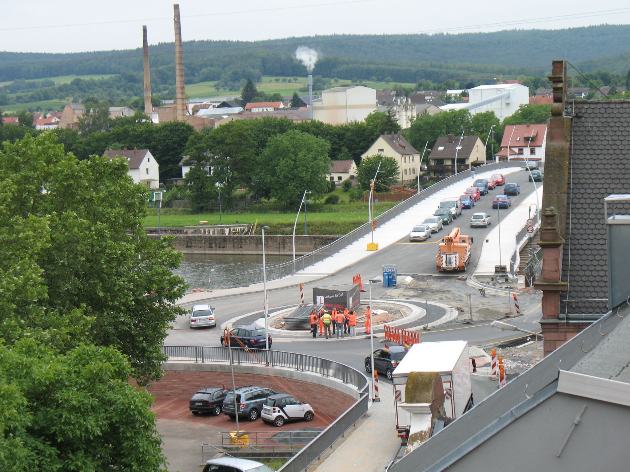 Der Verkehr fließt erstmals über die neue Brücke