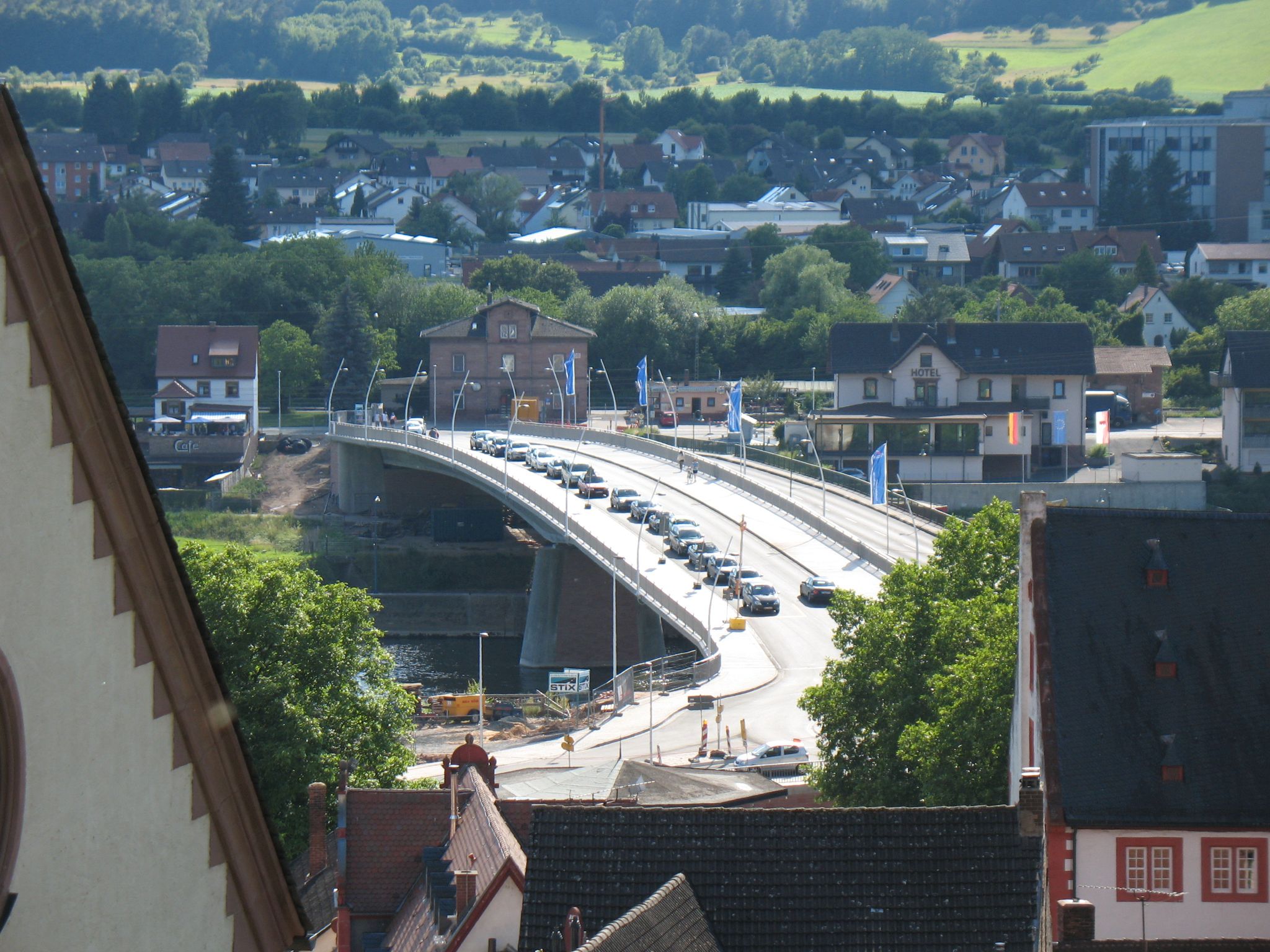 Neue und alte Brücke nebeneinander