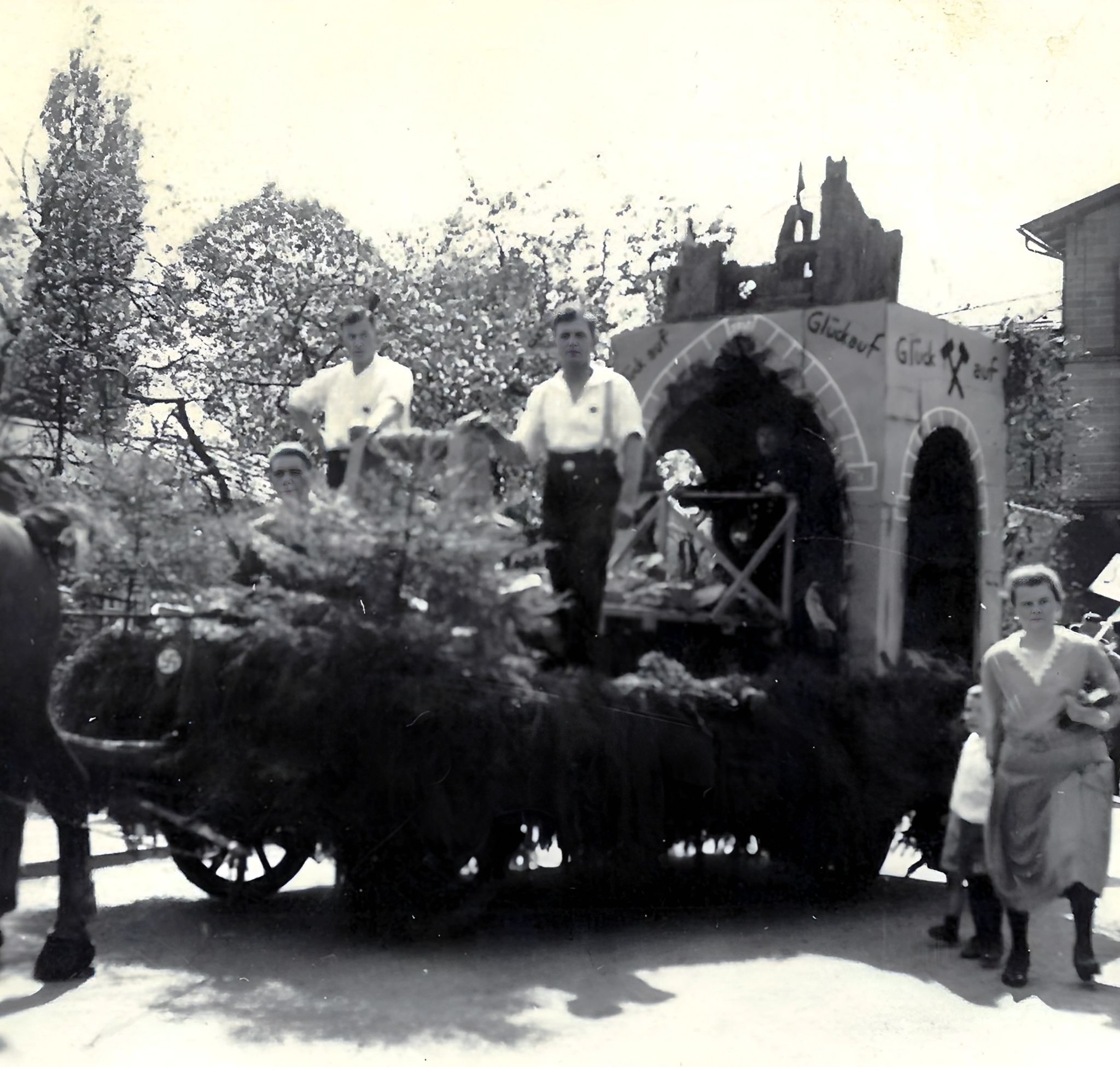 Festwagen des Tonbergwerks anlässlich der Brückeneinweihung
