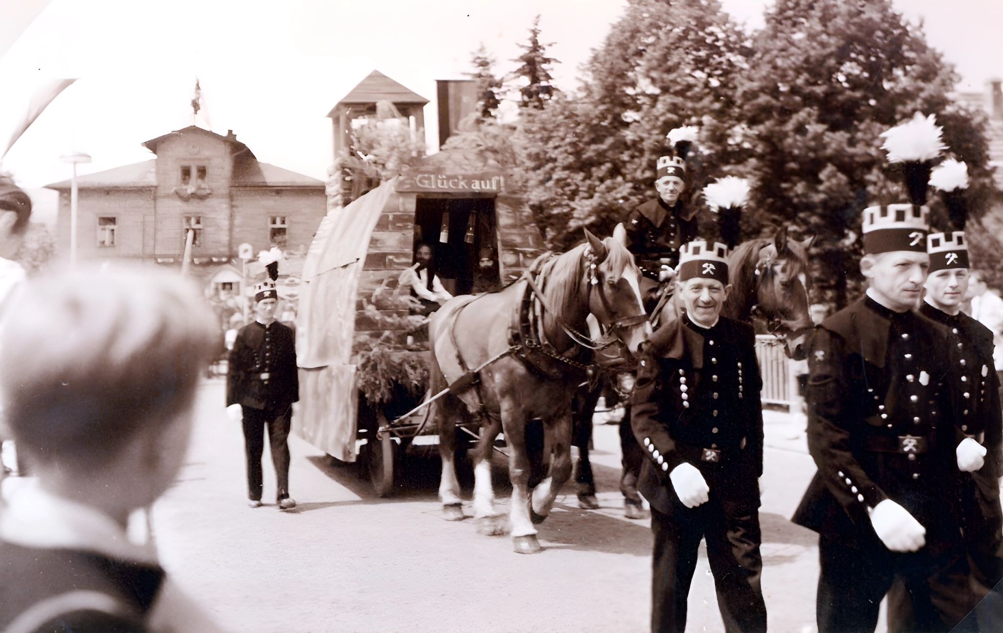 Festwagen der Bergwerksleute anlässlich der Brückeneinweihung