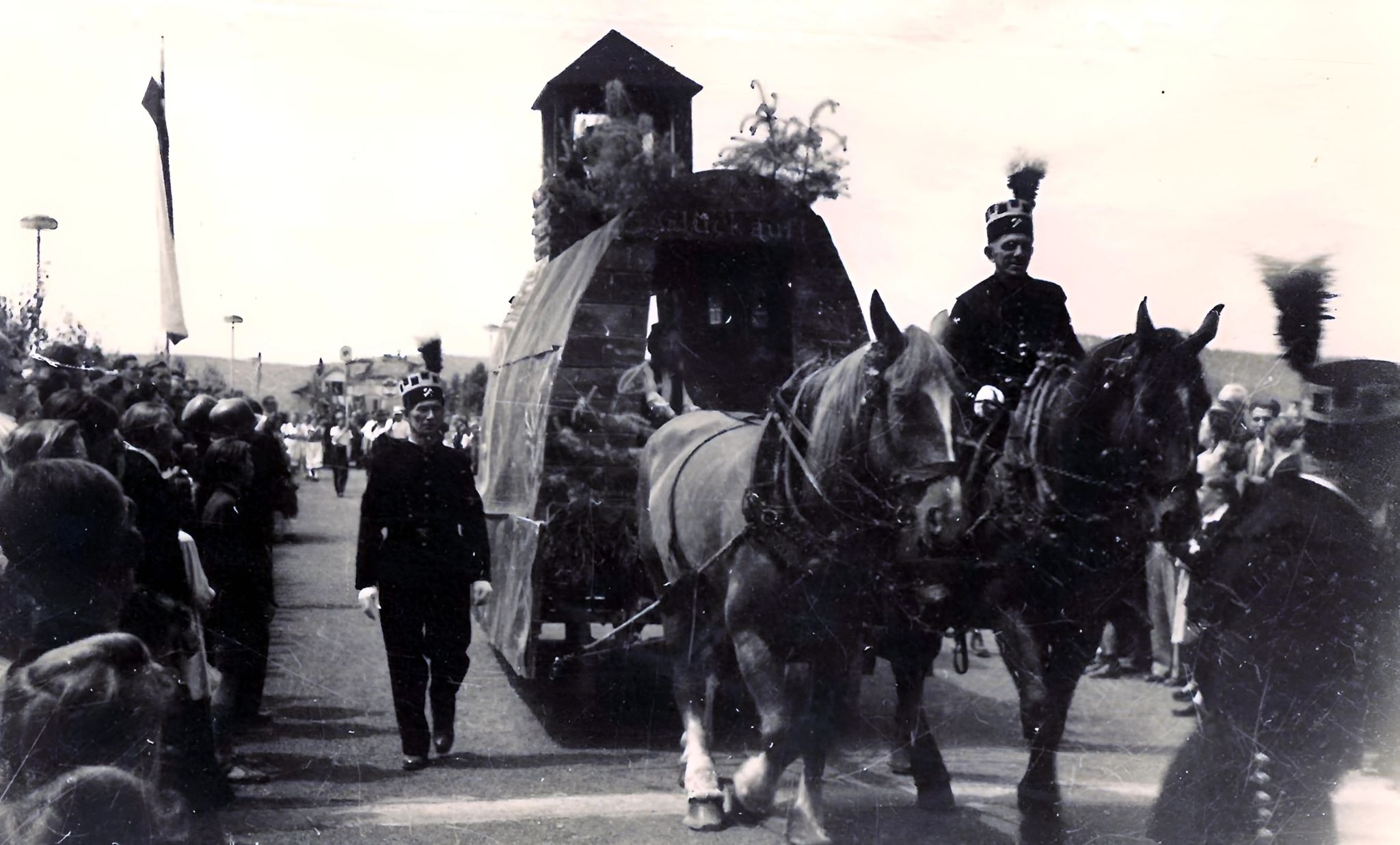 Festwagen der Bergwerksleute anlässlich der Brückeneinweihung