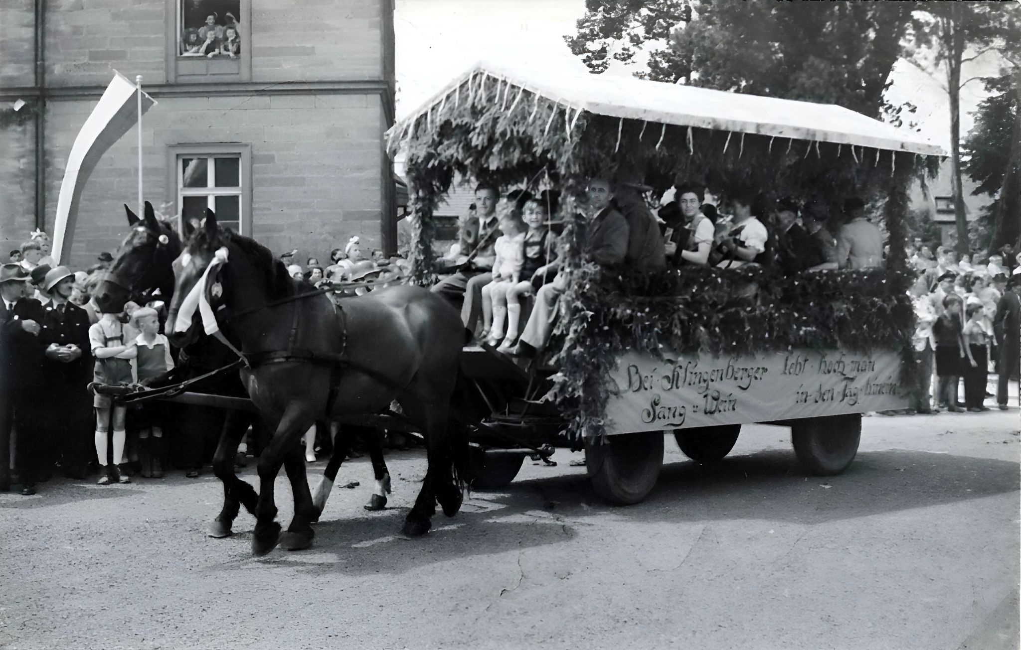 Festwagen des Gesangvereins anlässlich der Brückeneinweihung