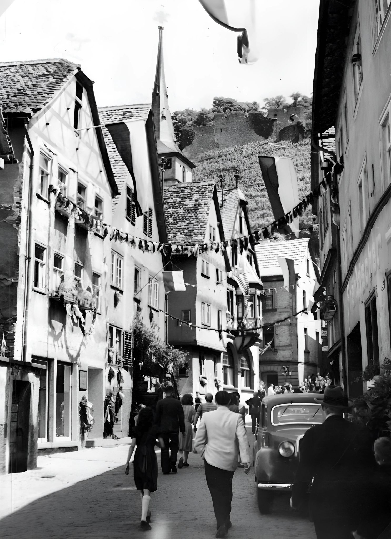 Die Stadt im Festschmuck anlässlich der Brückeneröffnung