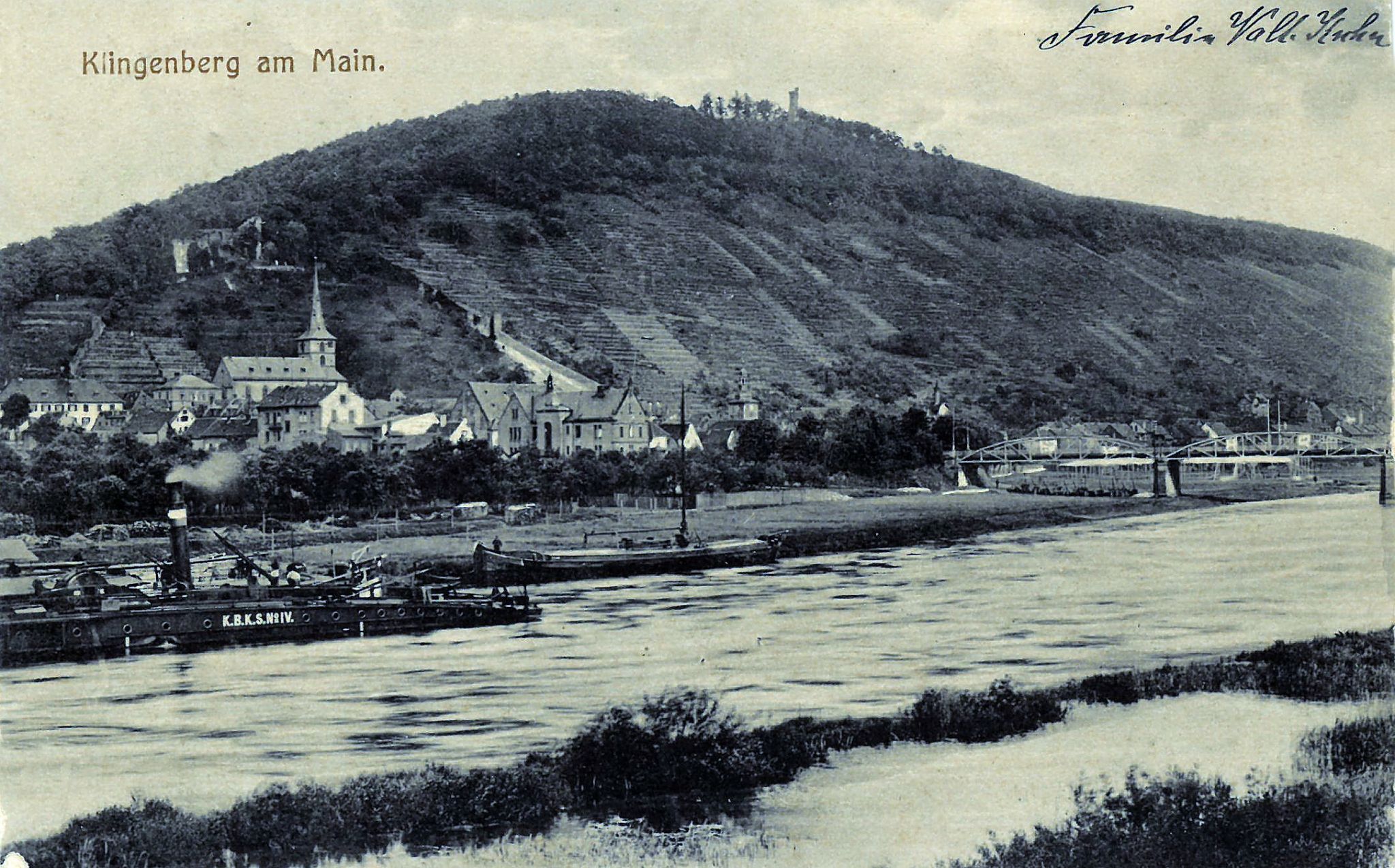 Das Kettenschleppschiff Nr. IV und am Ufer ein hölzernes Transportschiff (Schelch)