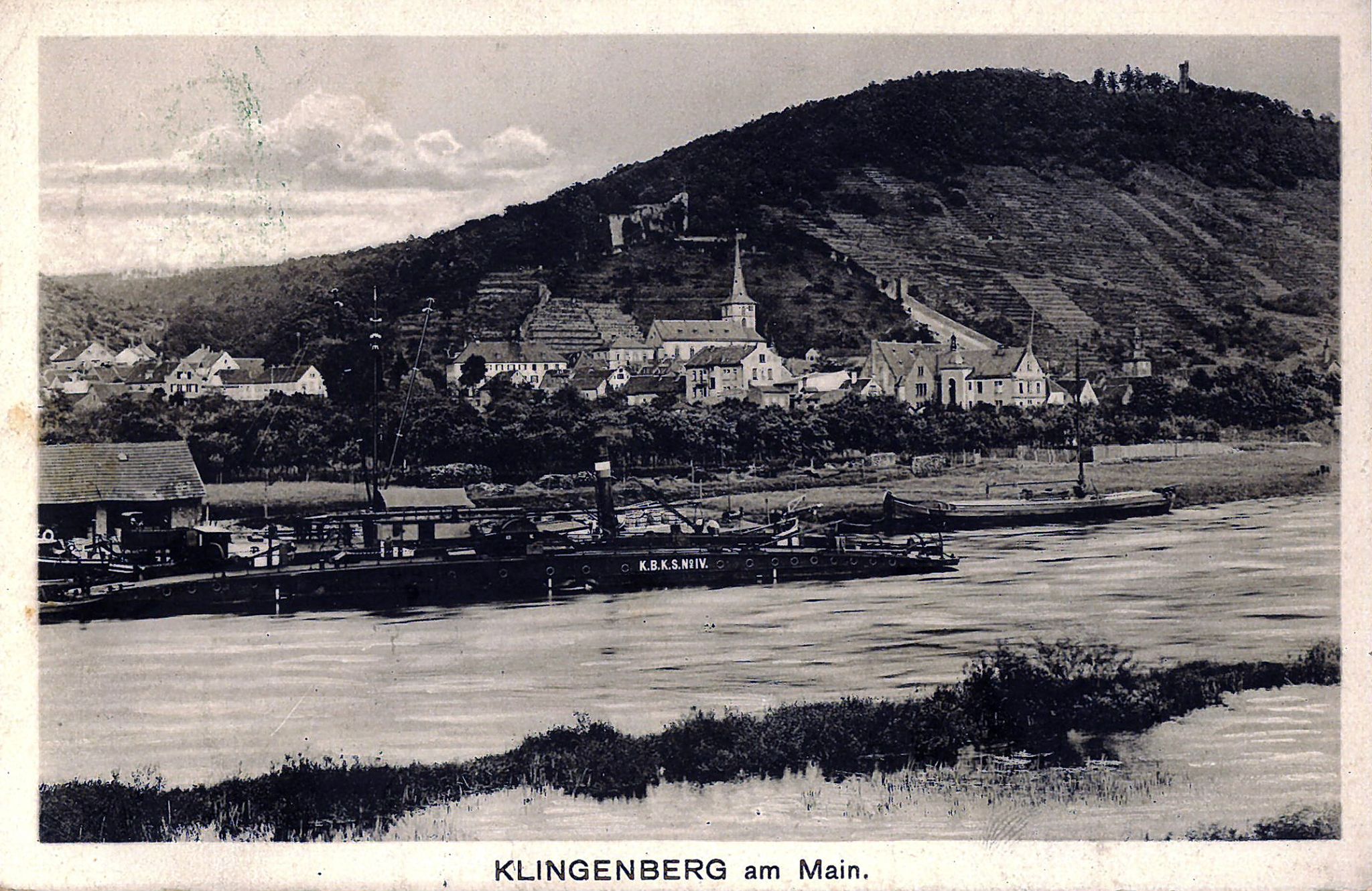 Das Kettenschleppschiff Nr. IV ("Määkuh") und am Ufer ein hölzernes Transportschiff (Schelch)