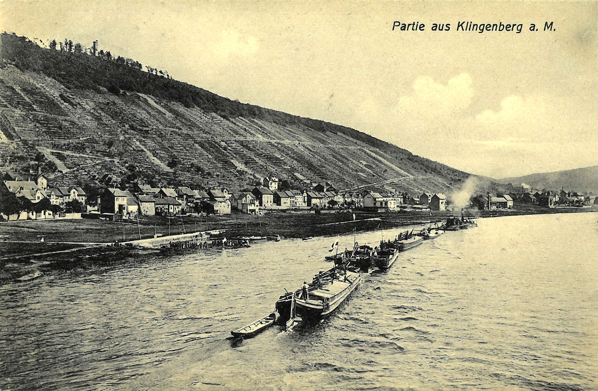 Das Kettenschleppschiff "Määkuh" mit Lastschiffen im Schlepptau um 1910