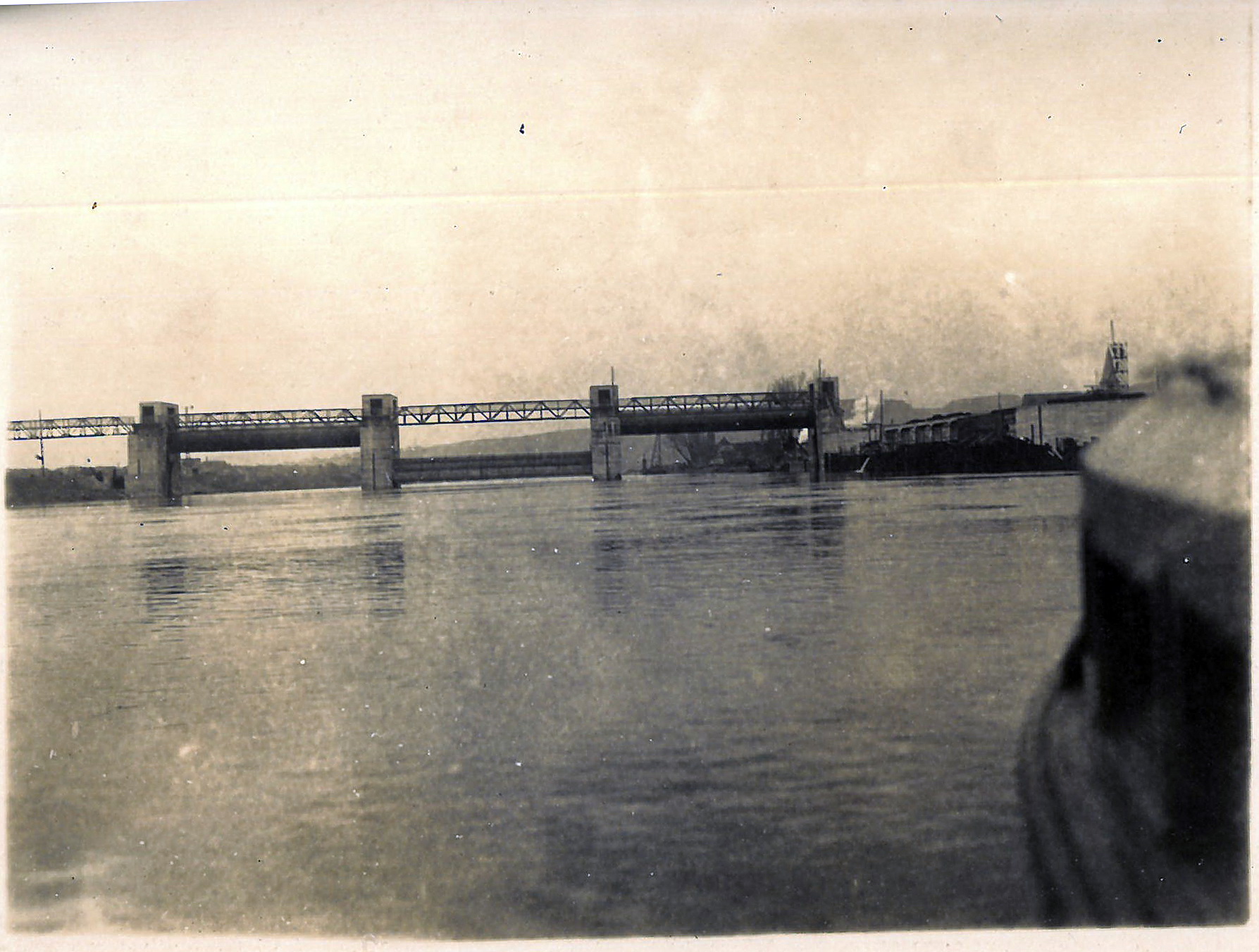 Das dreistufige Schleusenwehr mit eiserner Brücke ist fertiggestellt